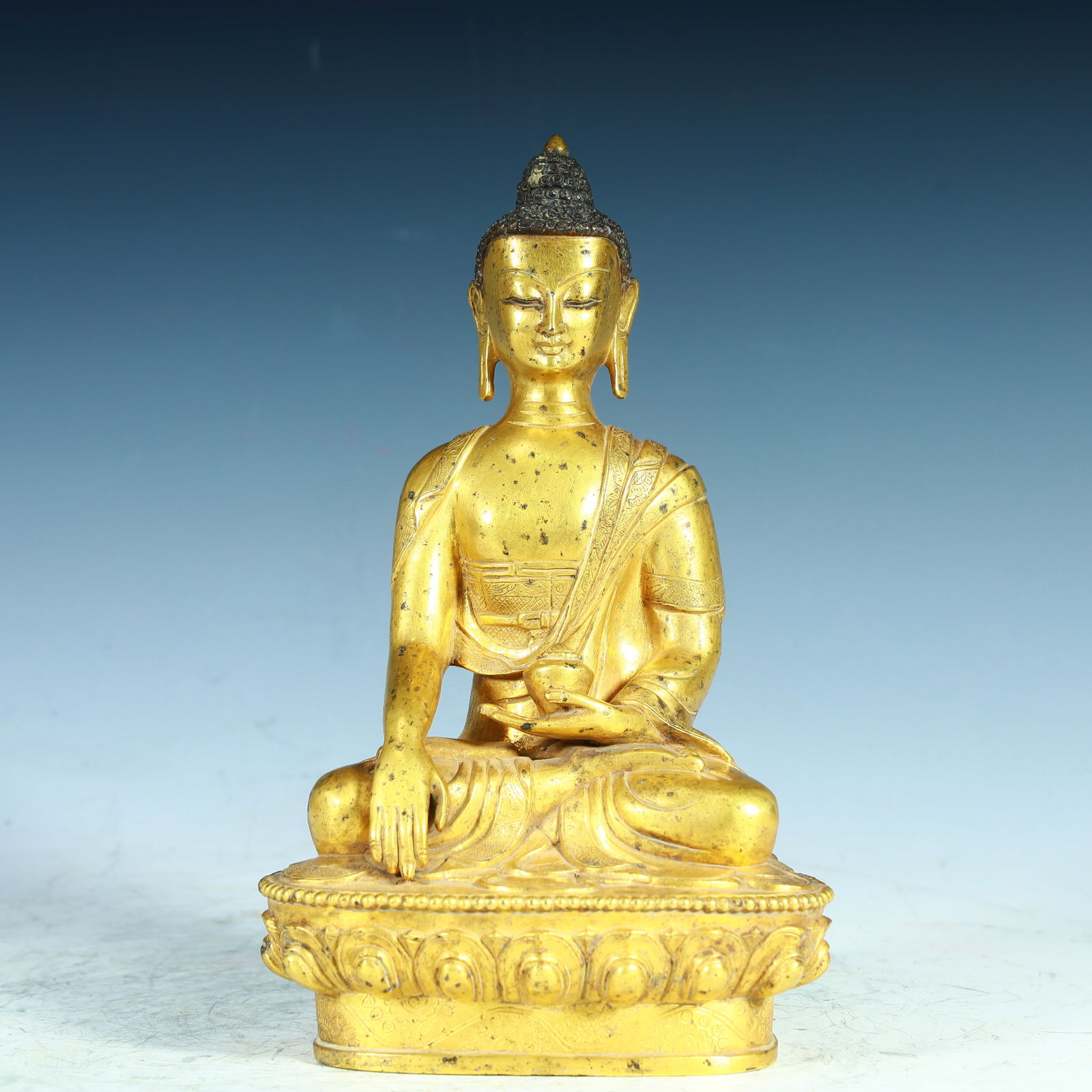 A bronze gilt Buddha statue of the Qing Dynasty: A copper-gilt Buddha statue of the Qing Dynasty SIZE: H:20cm L: 12cm W:8cm W:1.1kg (The Dimensions Of All Batches Are Manually Measured.If You Need More Detailed Information,