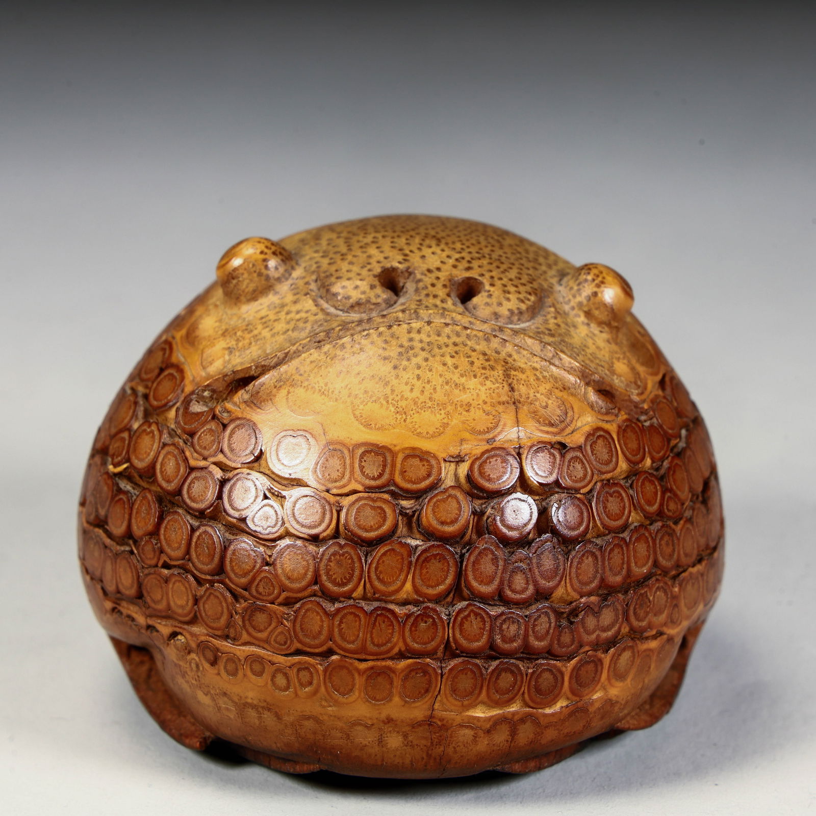 A bamboo root carved golden toad ornament from the Qing Dynasty: Bamboo root carving golden toad ornament in the Qing Dynasty Size: H:7.5cm W:7.5cm W:168g (The Dimensions Of All Batches Are Manually Measured.If You Need More Detailed