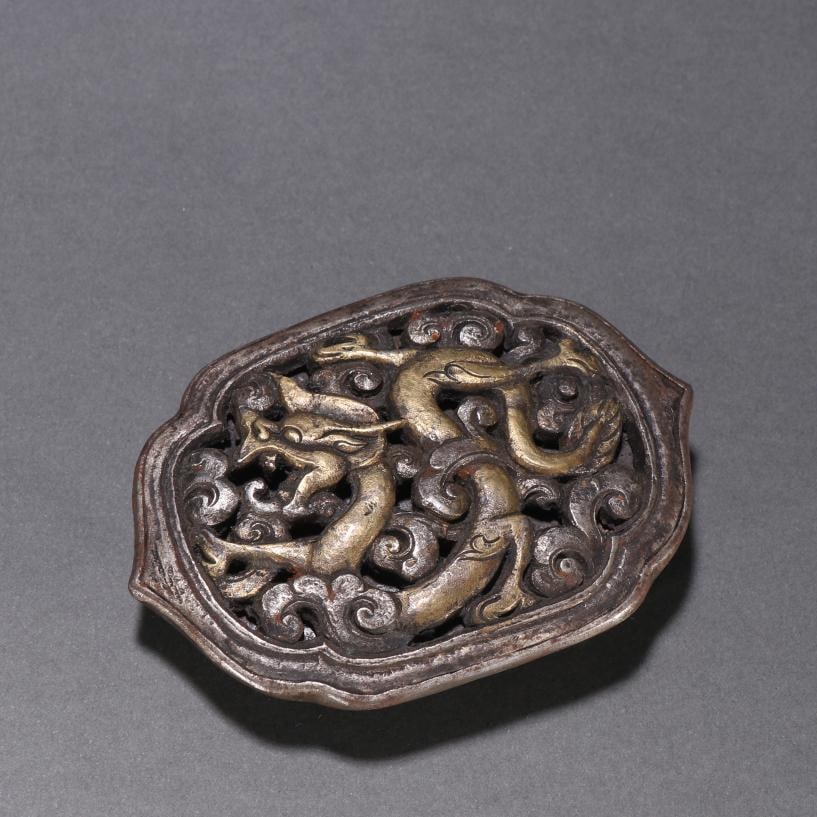 A beautiful iron-cut gold dragon pattern belt buckle (1 of 9)