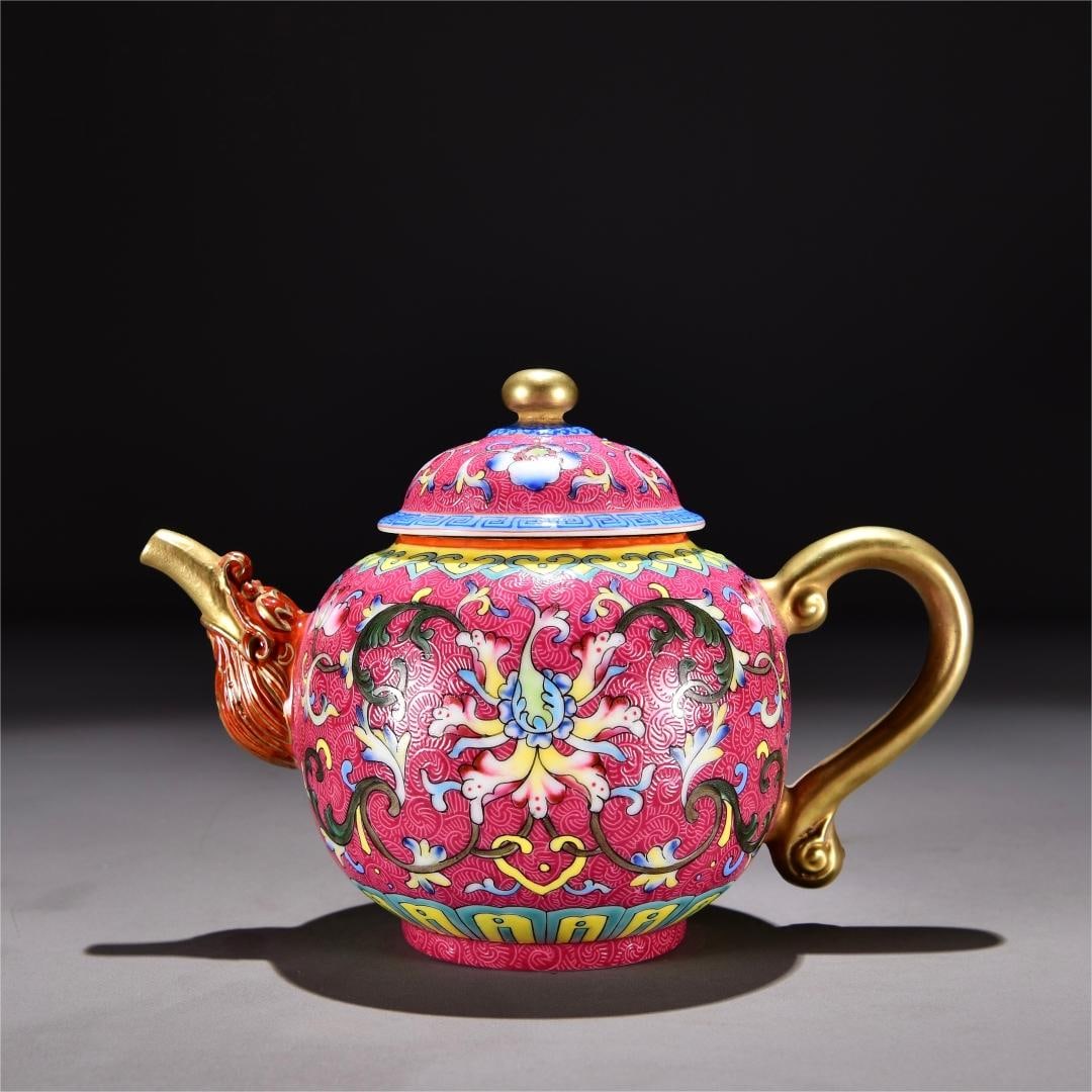 A red enamel colorful fan lily gilt dragon head pot made in the Qianlong era of the Qing Dynasty: Qing Dynasty Qianlong year red enamel colorful fan lily gilt dragon head pot Size:H:15cm W:22cm (The Dimensions Of All Batches Are Manually Measured.If You Need More Detailed