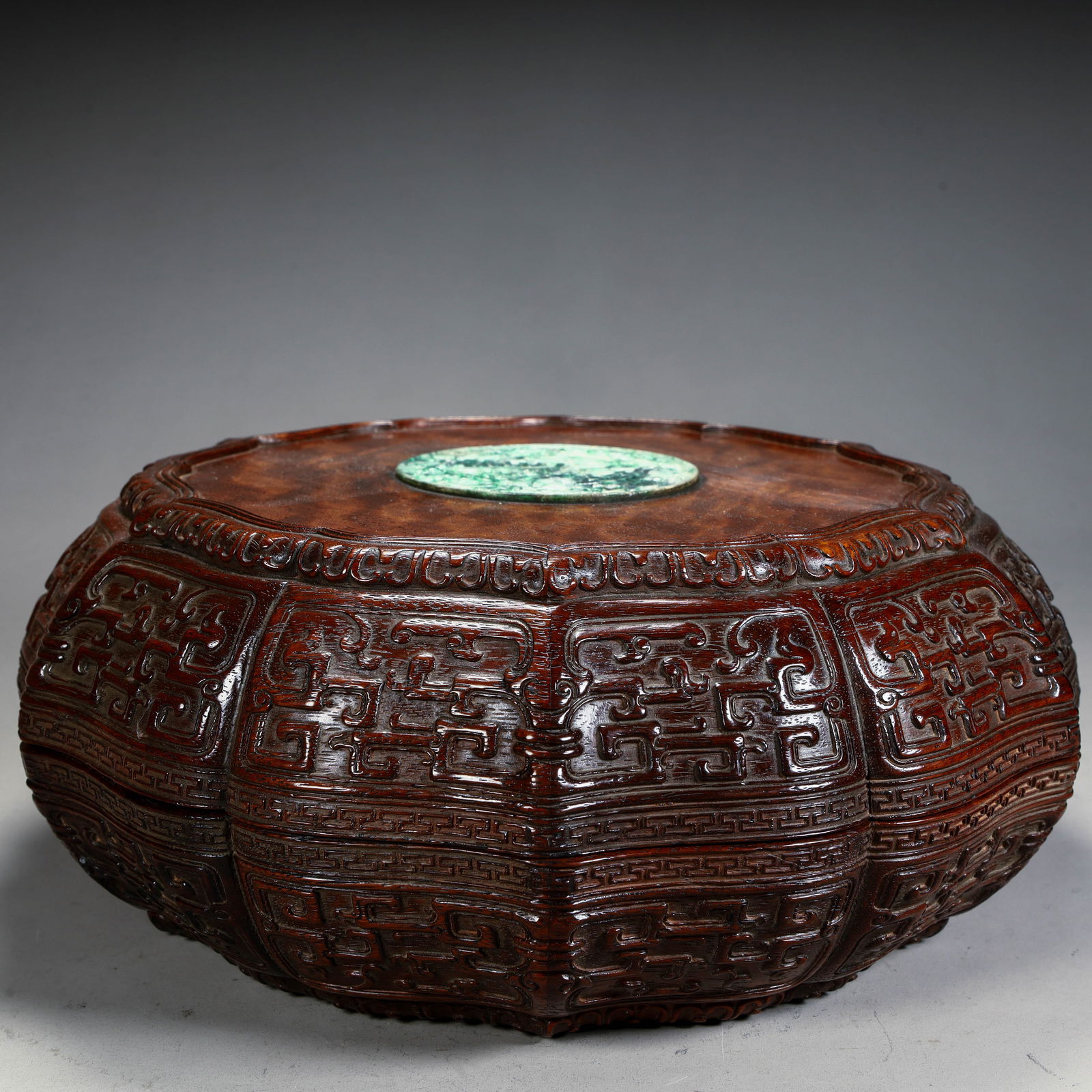 A Qing Dynasty mahogany inlaid jade Kui dragon pattern multi-edged lid box: Qing Dynasty mahogany inlaid jade Kuilong pattern multi-edged lid box Size: H:10.5cm L: 17cm W:17cm W:1100g (The Dimensions Of All Batches Are Manually Measured.If You Need More