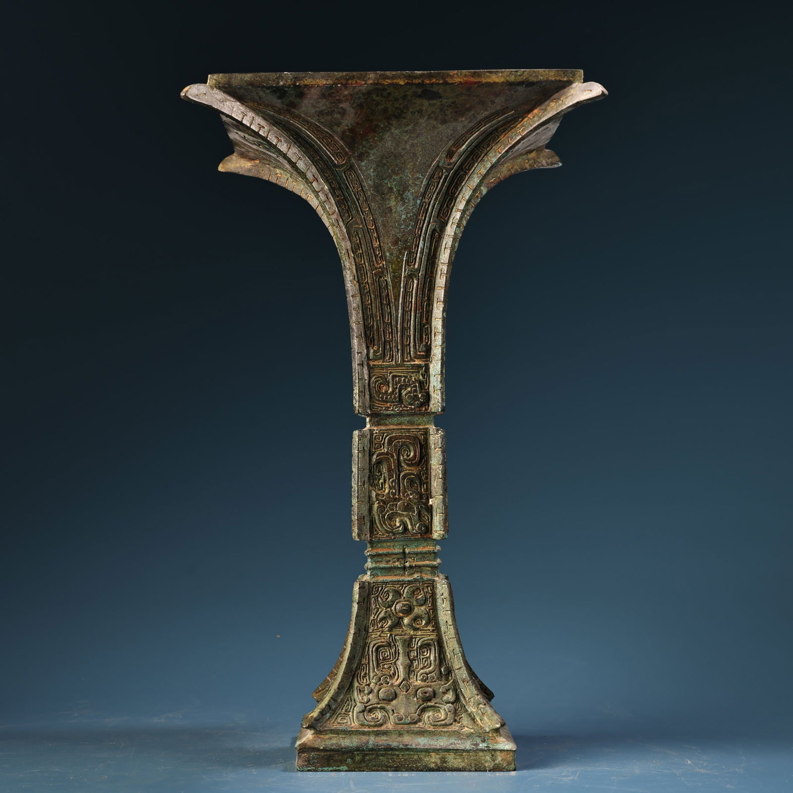 A fine bronze square flower cup: Exquisite bronze square flower cup Size:H:37cm W:18cm (The Dimensions Of All Batches Are Manually Measured.If You Need More Detailed Information, Please Contact Our Customer Service Before Bidding.)