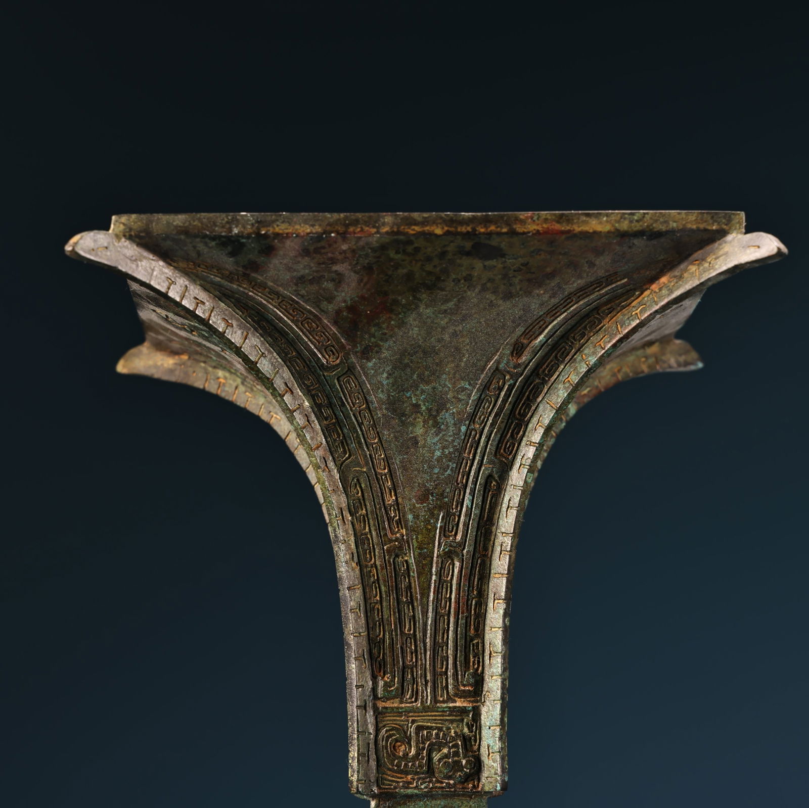 A fine bronze square flower cup - 3