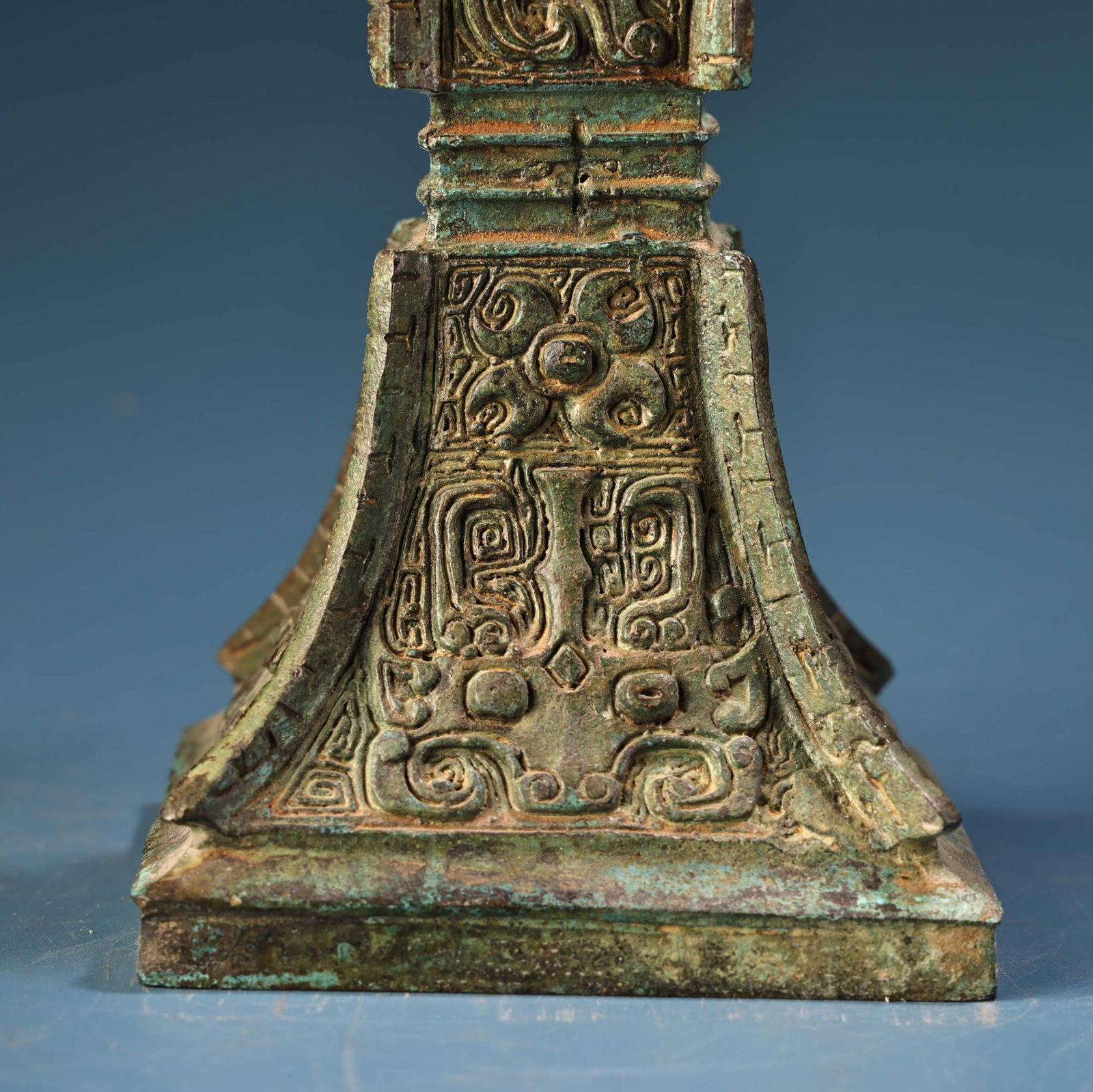 A fine bronze square flower cup - 6