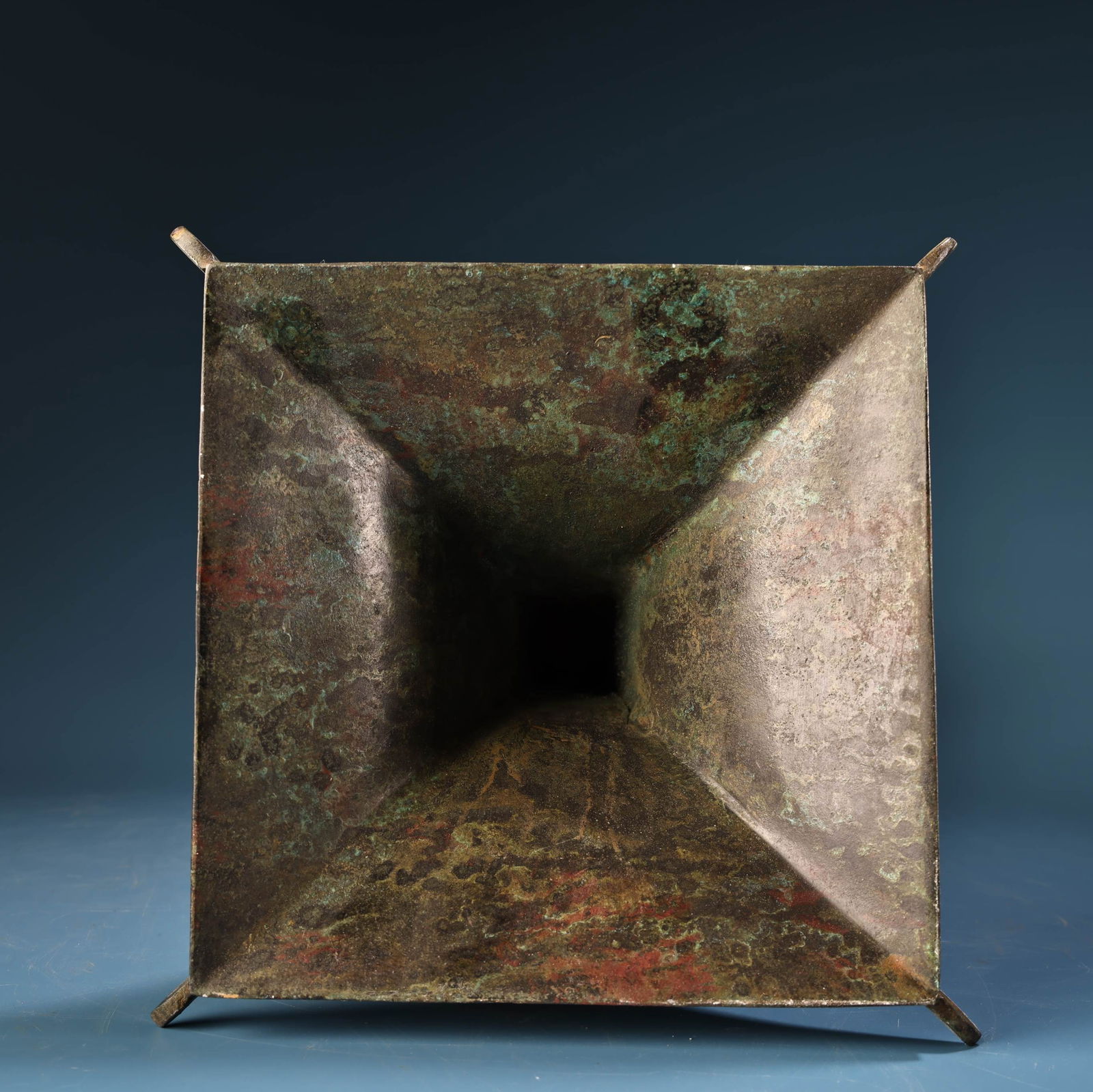 A fine bronze square flower cup - 8
