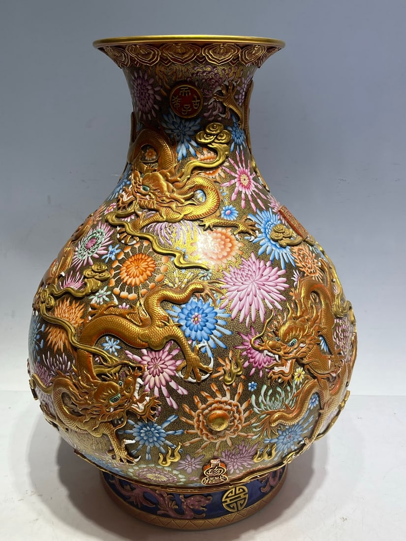A fine enamel high-relief Kowloon patterned vase - 3