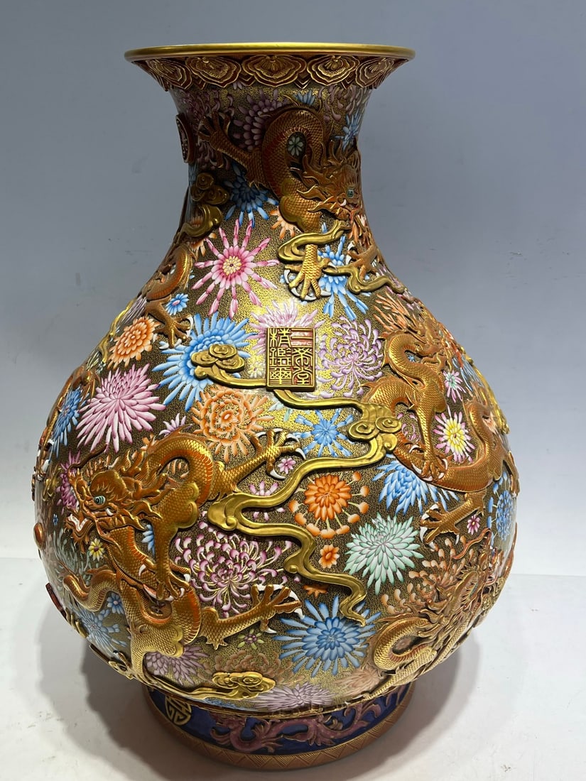 A fine enamel high-relief Kowloon patterned vase - 4