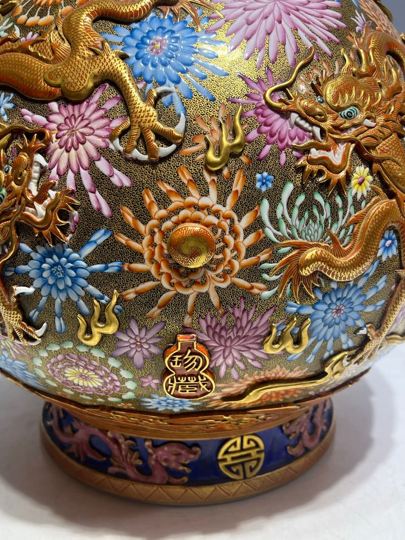 A fine enamel high-relief Kowloon patterned vase - 7