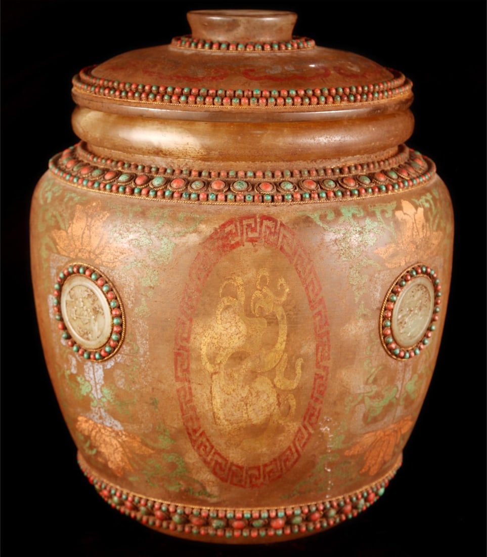 A fine crystal jar: Exquisite crystal jar Size:H:48cm W:46cm (The Dimensions Of All Batches Are Manually Measured.If You Need More Detailed Information, Please Contact Our Customer Service Before Bidding.)