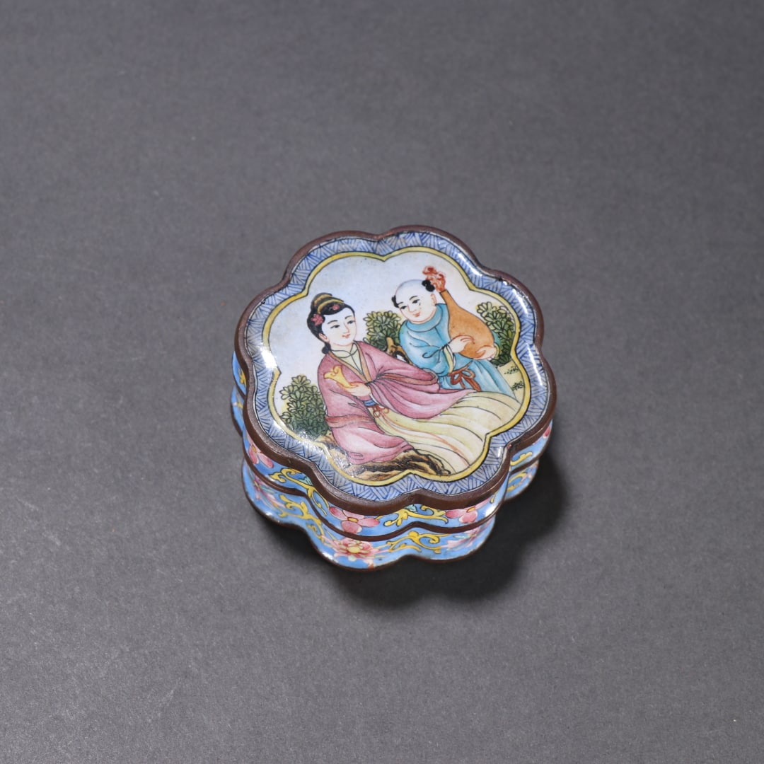 A bronze tire painting enamel character story cover box of the Qing Dynasty: Qing Dynasty copper tire painting enamel character story cover box size:H:2.3cmW:5cmW:76.2g (The Dimensions Of All Batches Are Manually Measured.If You Need More Detailed