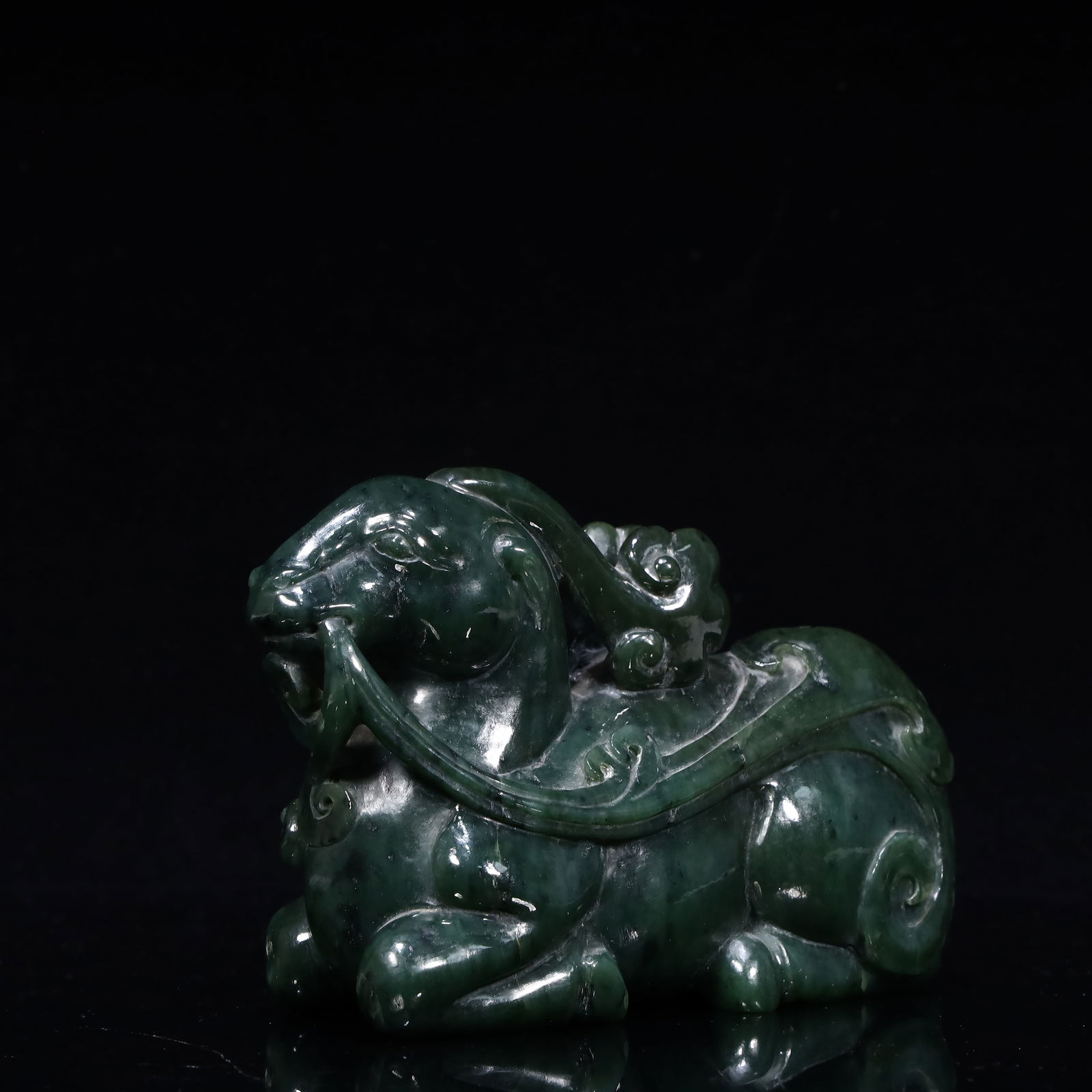 A beautiful Hetian jade Pixiu ornament (1 of 12)