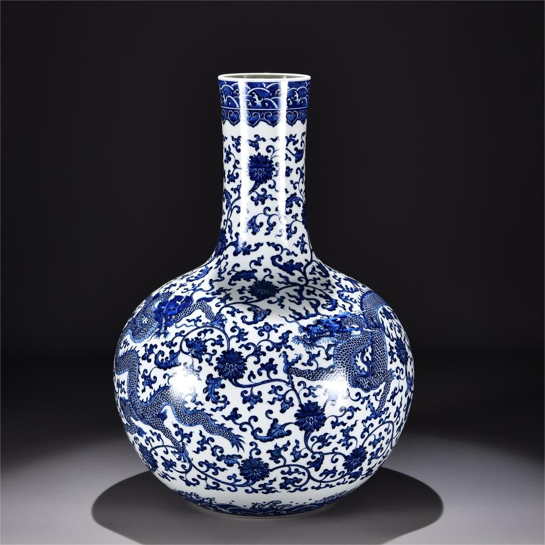 A blue and white entwined dragon godson picture Tianqiu vase made in the Qianlong era of the Qing: The Qing Dynasty Qianlong year system blue and white entwined Canglong godson picture Tianqiu bottle Size:H:54cm W:40cm (The Dimensions Of All Batches Are Manually Measured.If You