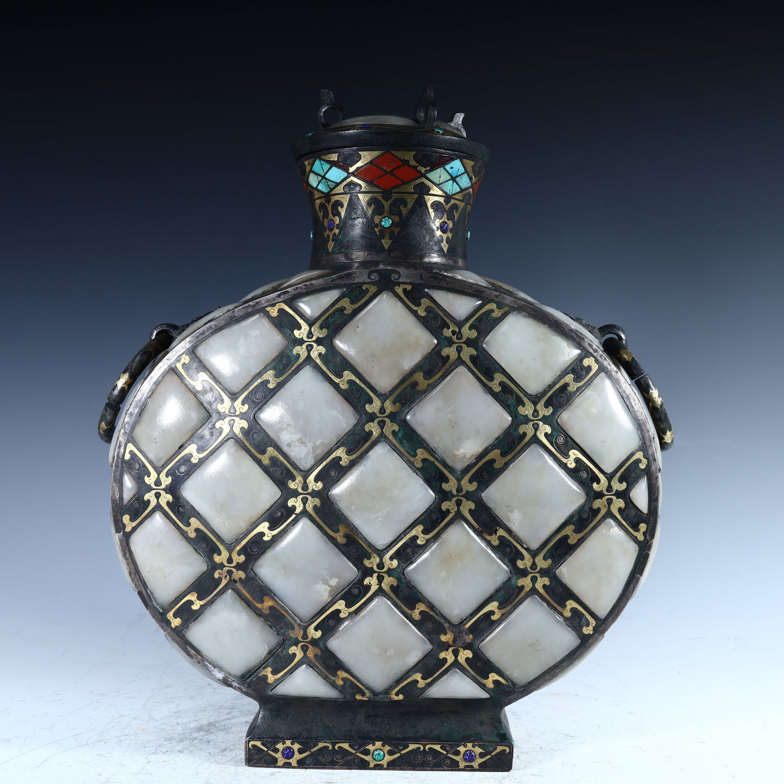 A copper-inlaid jade-inlaid gilt flat pot of the Han Dynasty: The copper-inlaid jade-inlaid gilt flat pot of the Han Dynasty Size: H: 40cm L: 33cm W: 10.5cm W: 6.1kg (The Dimensions Of All Batches Are Manually Measured.If You Need More Detailed Information, Plea