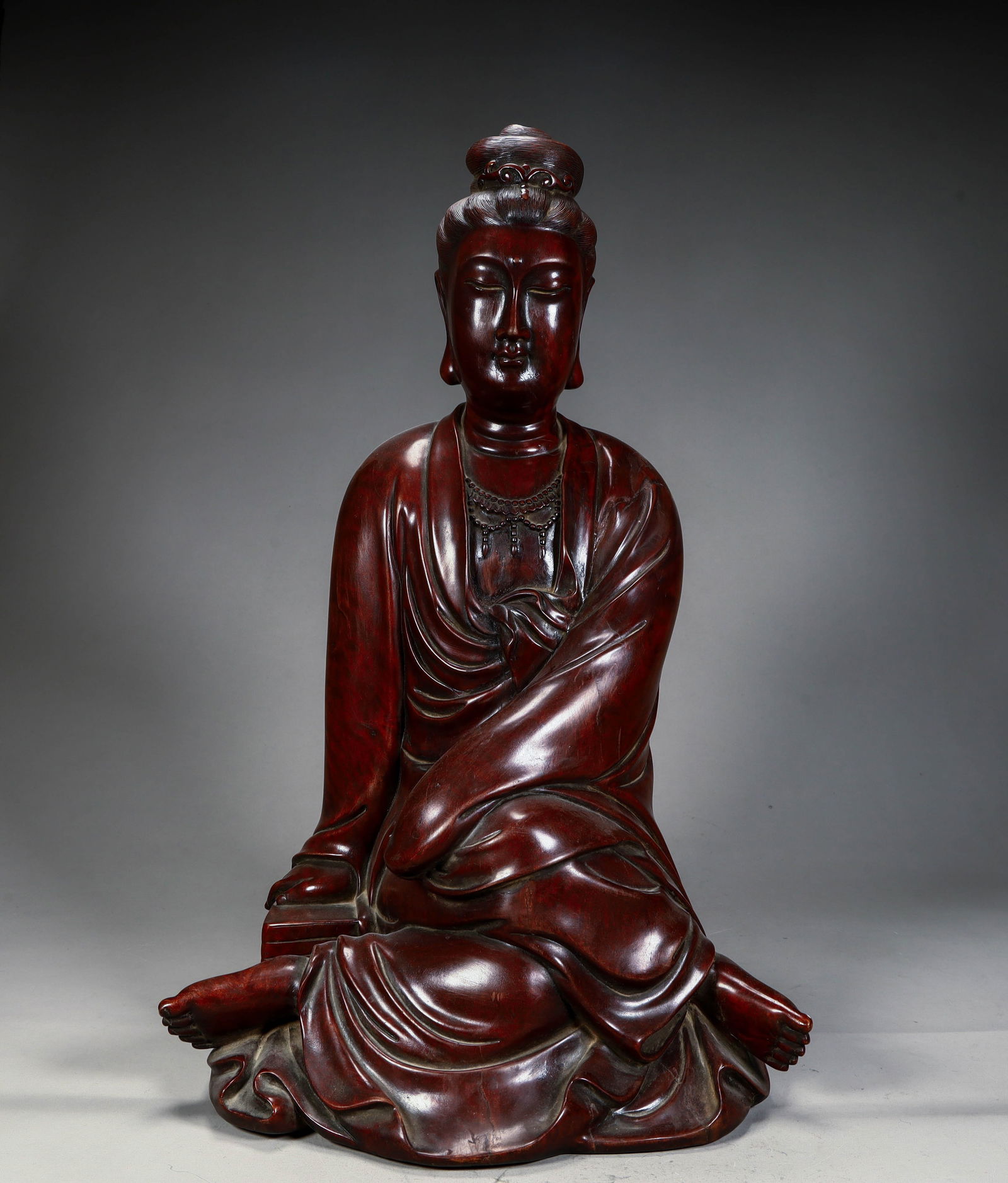 A mahogany carved seated statue of Guanyin in the Qing Dynasty: The mahogany carved seated statue of Guanyin in the Qing Dynasty Size: H:45cm L: 27cm W:21cm W:5.3kg (The Dimensions Of All Batches Are Manually Measured.If You Need More Detailed