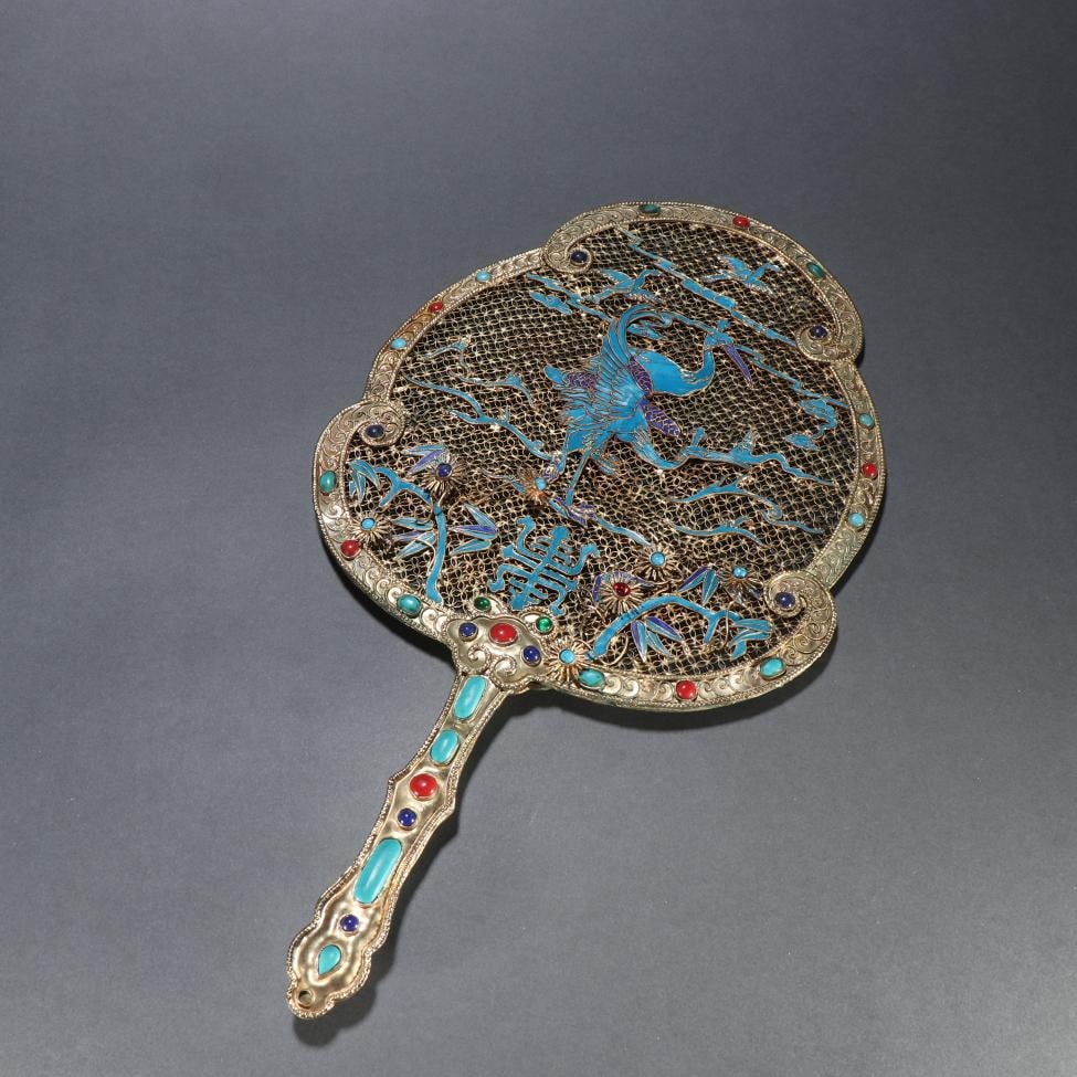 A silver-gilt silver-dotted emerald cloud crane pattern fan from the Qing Dynasty: The silver-gilt silver and gilded emerald cloud crane pattern fan of the Qing Dynasty size:H:33cmW:18.1cmW:353.5g (The Dimensions Of All Batches Are Manually Measured.If You Need