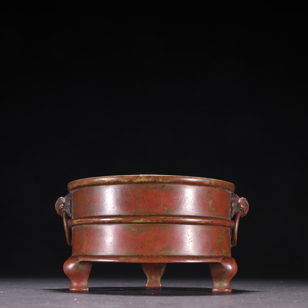 A copper-tired jujube red skin lion-faced auxiliary ear incense burner made in the Xuande era: Xuande year copper fetal jujube red skin lion face auxiliary ear incense burner Sixe:H:7.8cm W:14.5cm W:1328.6g (The Dimensions Of All Batches Are Manually Measured.If You Need