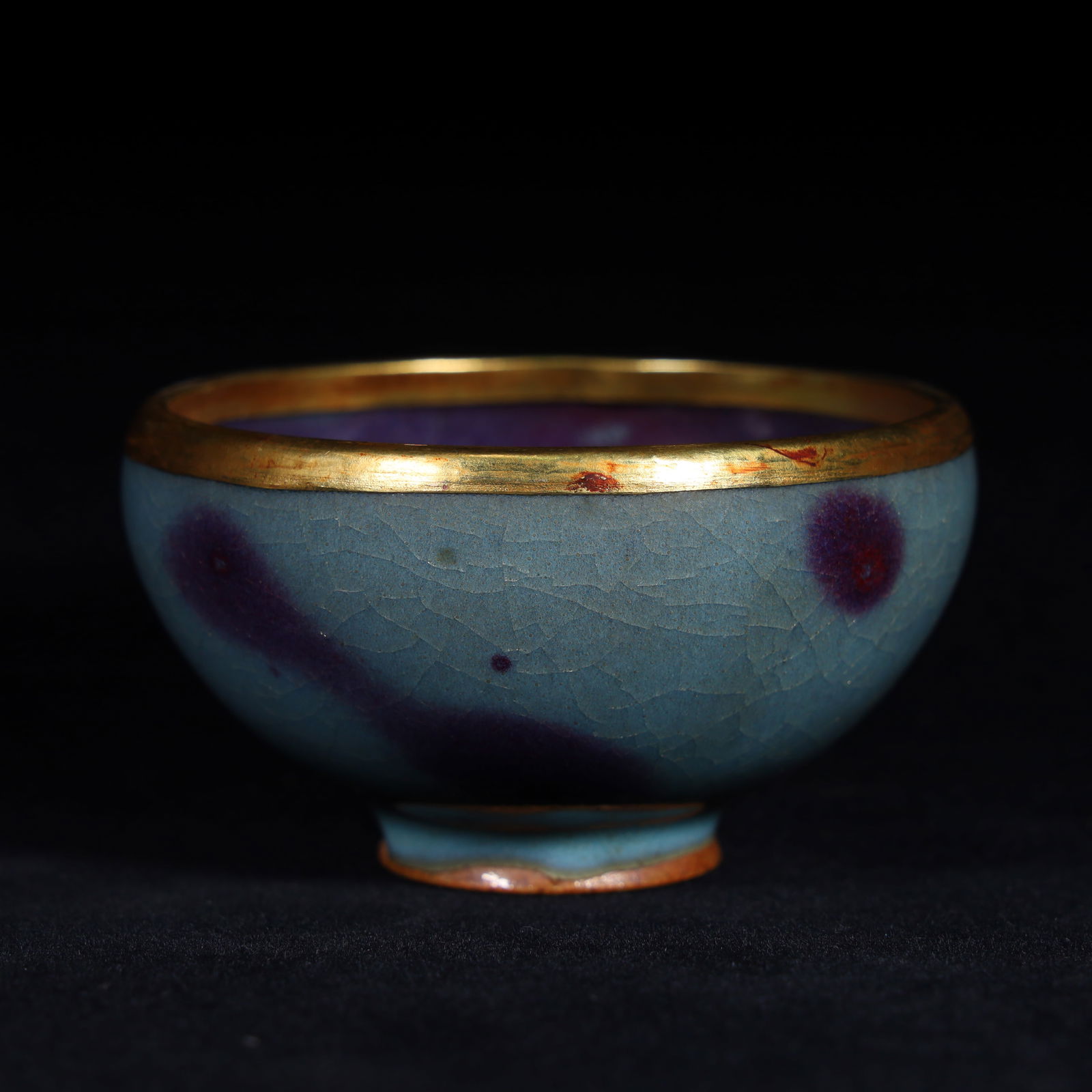 A silver-gilt bowl with a silver gilt bowl on the side of the Jun kiln in the Song Dynasty: The side mouth of the Song Dynasty Jun kiln is wrapped in silver gilt bowls SIZE: H:5cm W:8.7cm W:111.8g (The Dimensions Of All Batches Are Manually Measured.If You Need More