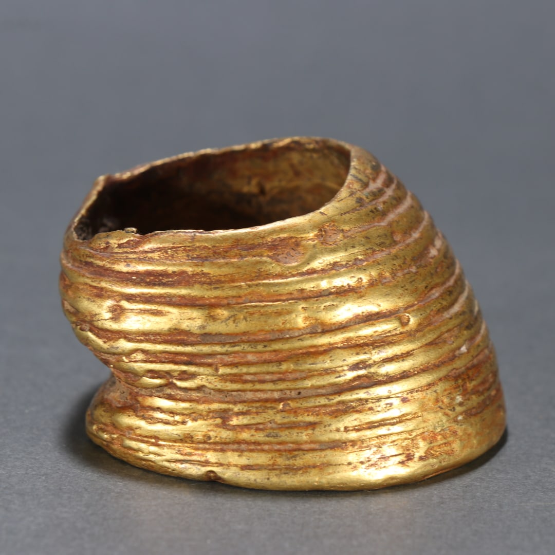 A fine bronze gilt horseshoe carving: Exquisite copper gilt horseshoe carvings size:H:3.4cmW:5.5cmW:422.4g (The Dimensions Of All Batches Are Manually Measured.If You Need More Detailed Information, Please Contact Our