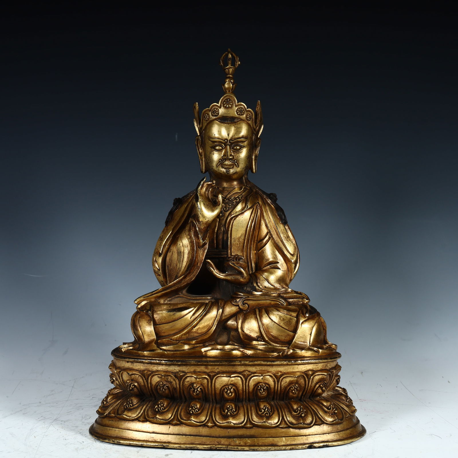 A bronze gilt peanut master statue of the Qing Dynasty: The bronze gilt peanut master statue of the Qing Dynasty SIZE:H:34cm L: 23cm W:17.5cm W:5.1kg (The Dimensions Of All Batches Are Manually Measured.If You Need More Detailed