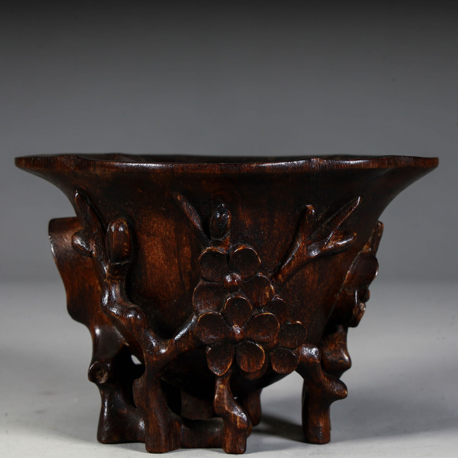 An antique cup with an agarwood carved plum pattern from the Qing Dynasty: Qing Dynasty agarwood carved plum pattern antique cup Size: H:8cm L:12cm W:10cm W:95g (The Dimensions Of All Batches Are Manually Measured.If You Need More Detailed Information,