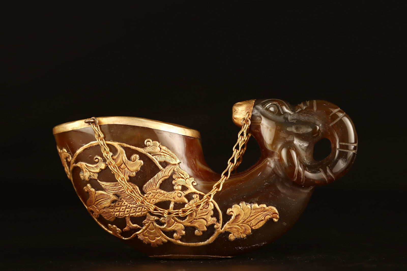 A gold-clad agate croissant cup from the Warring States period: Warring States period gold-clad agate croissant Size:W:284g H:6cm W:13cm (The Dimensions Of All Batches Are Manually Measured.If You Need More Detailed Information, Please Contact