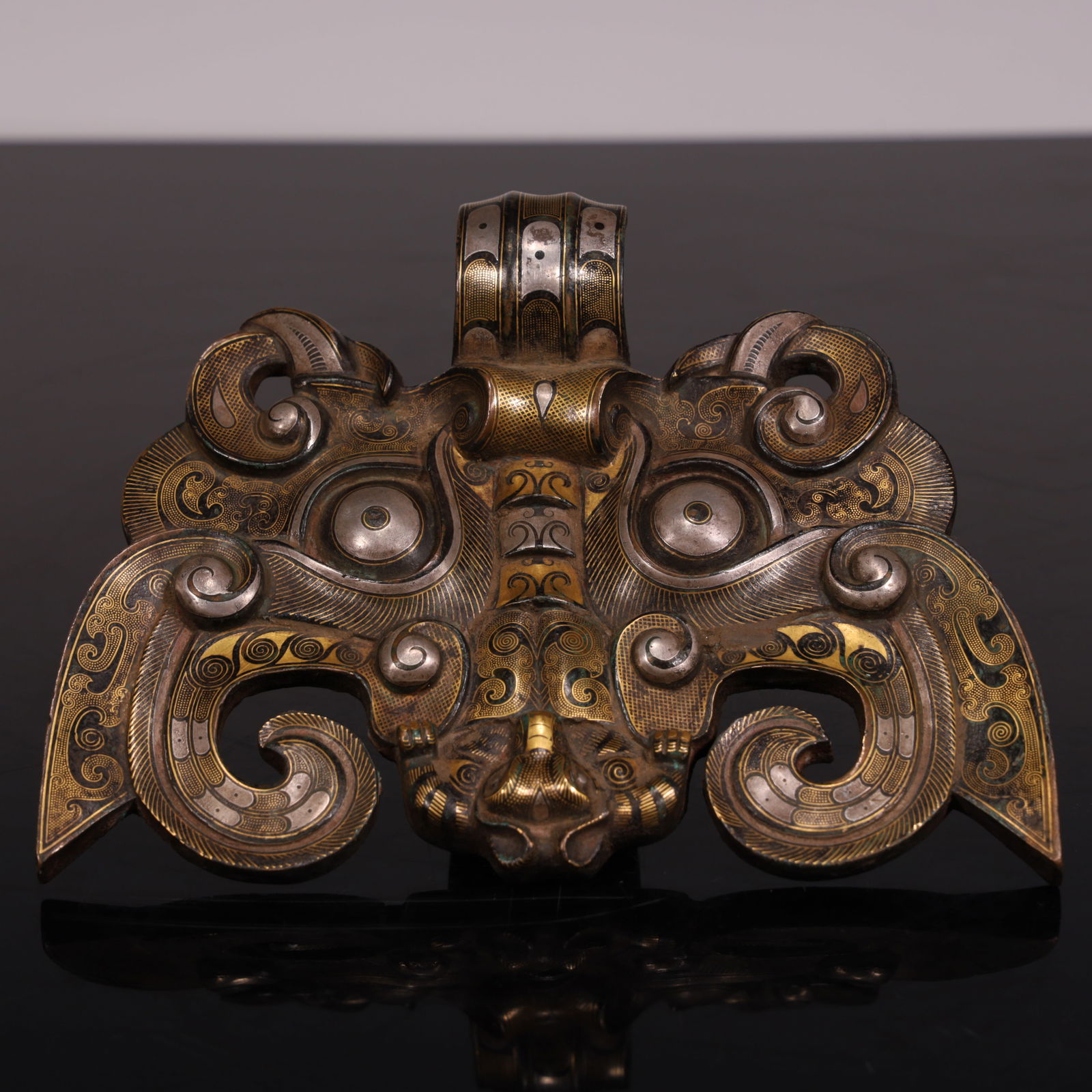 A Han Dynasty Cuojin silver door knocker: The Cuojin silver door knocker of the Han Dynasty SIZE: L: 17.7cm W:14cm H:2cm W:1.04kg (The Dimensions Of All Batches Are Manually Measured.If You Need More Detailed Information,