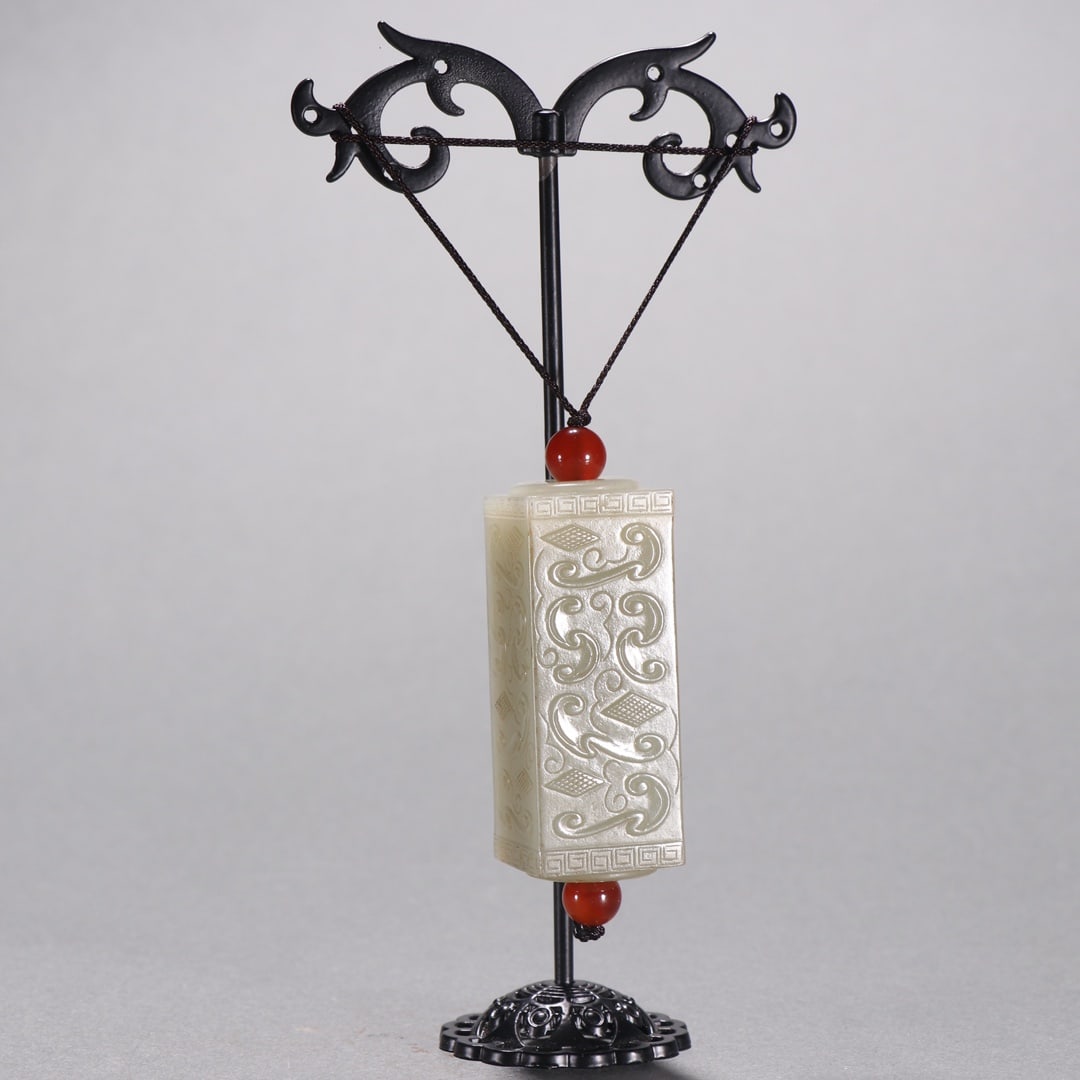 A beautiful Hetian jade carving ruyi pattern: Exquisite Hetian jade carving ruyi pattern Sixe:W:64.5g L:5.2cm W:2.06cm (The Dimensions Of All Batches Are Manually Measured.If You Need More Detailed Information, Please Contact