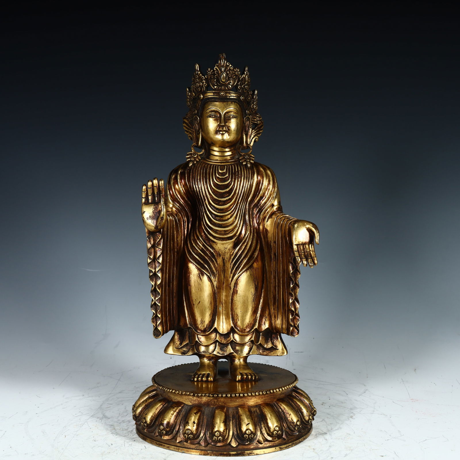 A bronze gilt sandalwood merit Buddha of the Qing Dynasty: The Qing Dynasty's copper-gilt sandalwood merit Buddha SIZE:H:31cm L: 15cm W:15cm W:4.5kg (The Dimensions Of All Batches Are Manually Measured.If You Need More Detailed