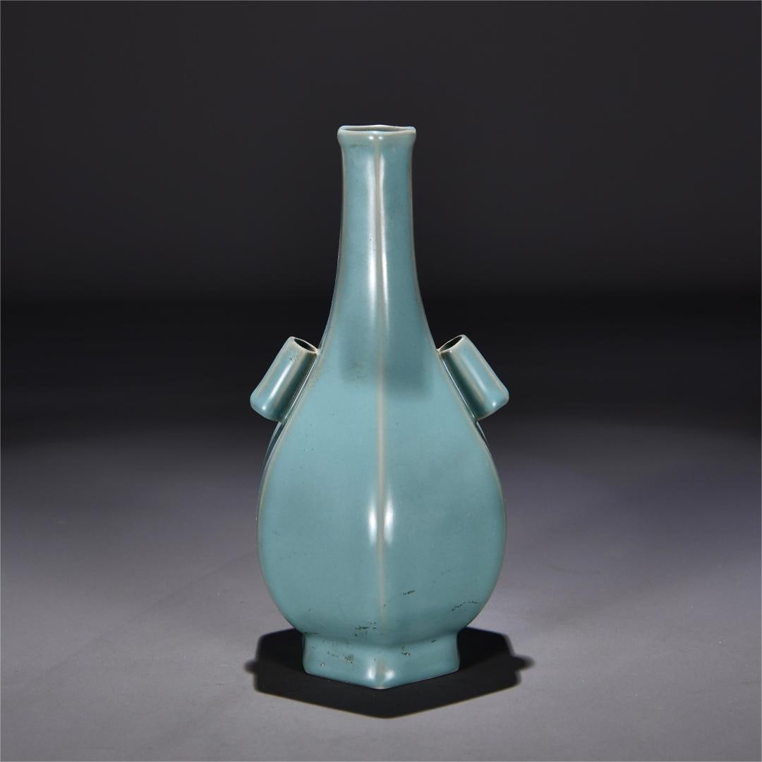 A six-square bottle of azure glazed curly ears from the Ru kiln in the Song Dynasty: The azure glazed curled ear hexagonal bottle of the Ru kiln in the Song Dynasty Size:H:22cm W:11cm (The Dimensions Of All Batches Are Manually Measured.If You Need More Detailed