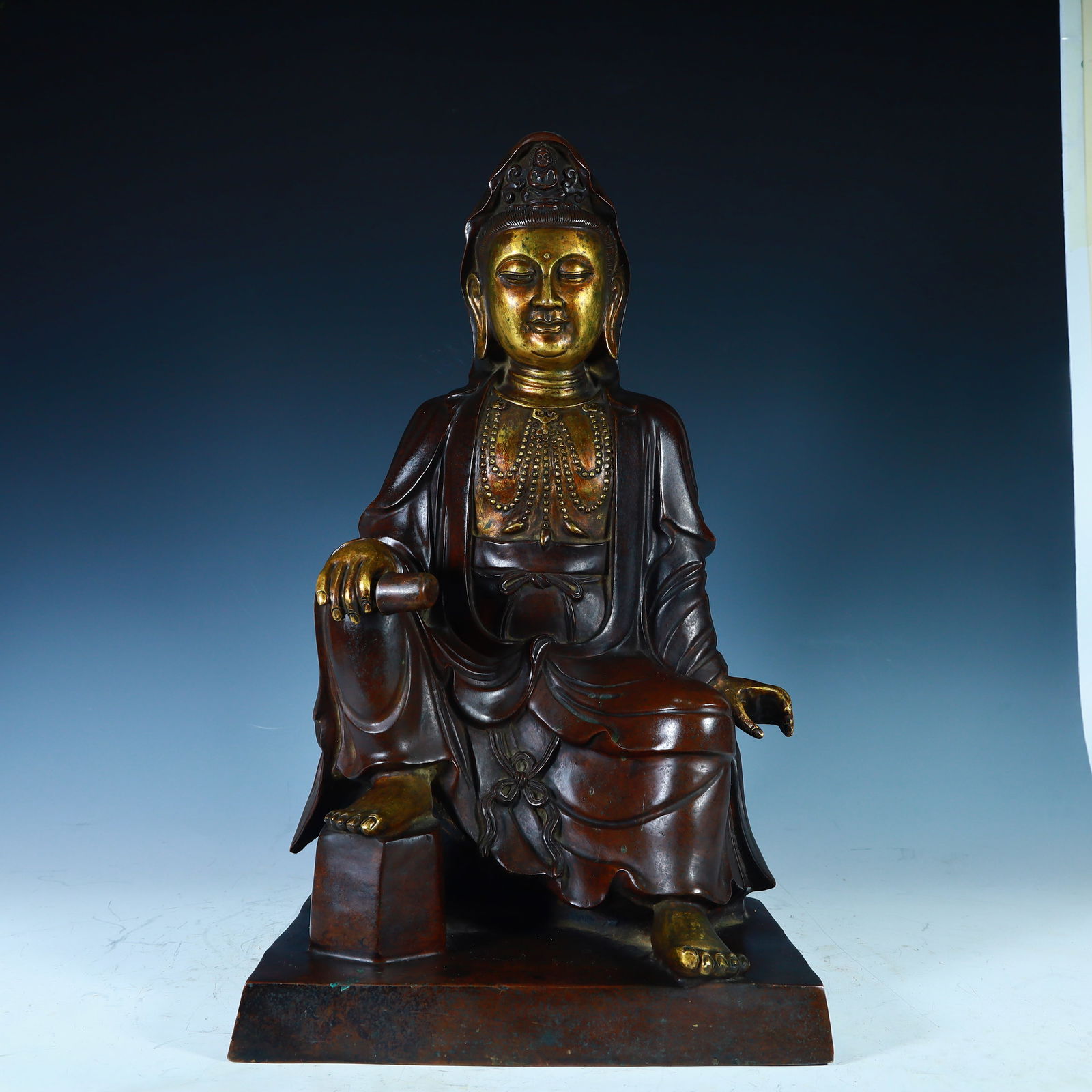 A bronze gilt statue of Guanyin in the Qing Dynasty: Qing Dynasty copper gilt Guanyin statue SIZE:H:48.5cm L: 27cm W:20cm W:16.5kg (The Dimensions Of All Batches Are Manually Measured.If You Need More Detailed Information, Please Contact Our Customer Se