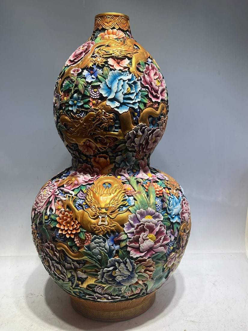 A Qing Dynasty enamel gold-painted dragon pattern gourd bottle: Qing Dynasty enamel colored gold painted dragon pattern gourd bottle Size:H:80.5cm Belly diameter:47cm Bottom:26.5cm (The Dimensions Of All Batches Are Manually Measured.If You