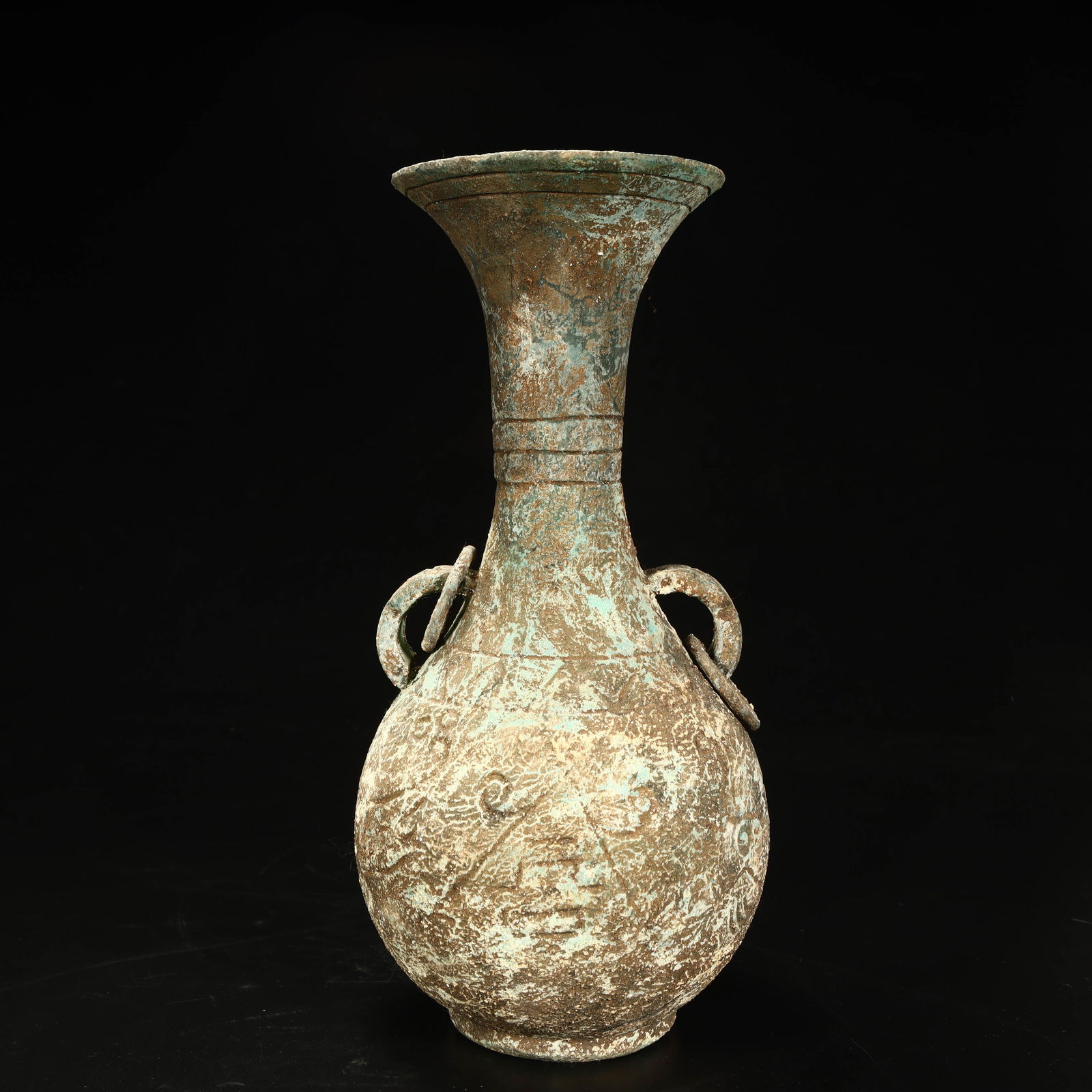 A bronze amphora with ring jade pot spring vase from the Qing Dynasty (1 of 10)