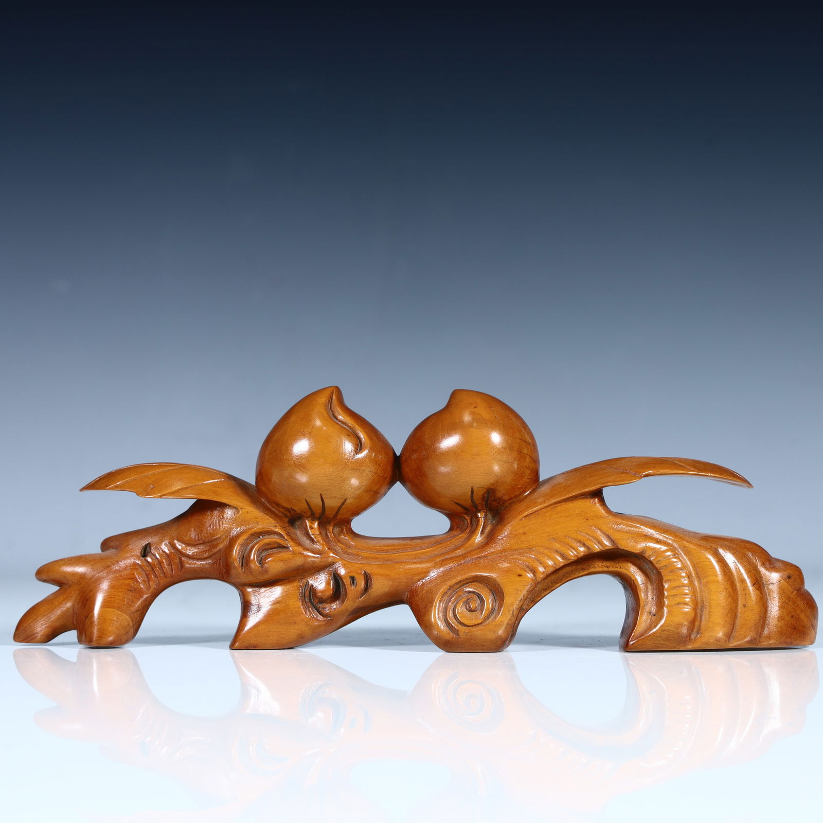 A fine boxwood carved longevity peach pen holder from the Qing Dynasty: Qing Dynasty high-quality boxwood carving longevity peach pen holder Size: H:6cm L: 18cm W:3cm W:85.6g (The Dimensions Of All Batches Are Manually Measured.If You Need More Detailed Information, Pleas