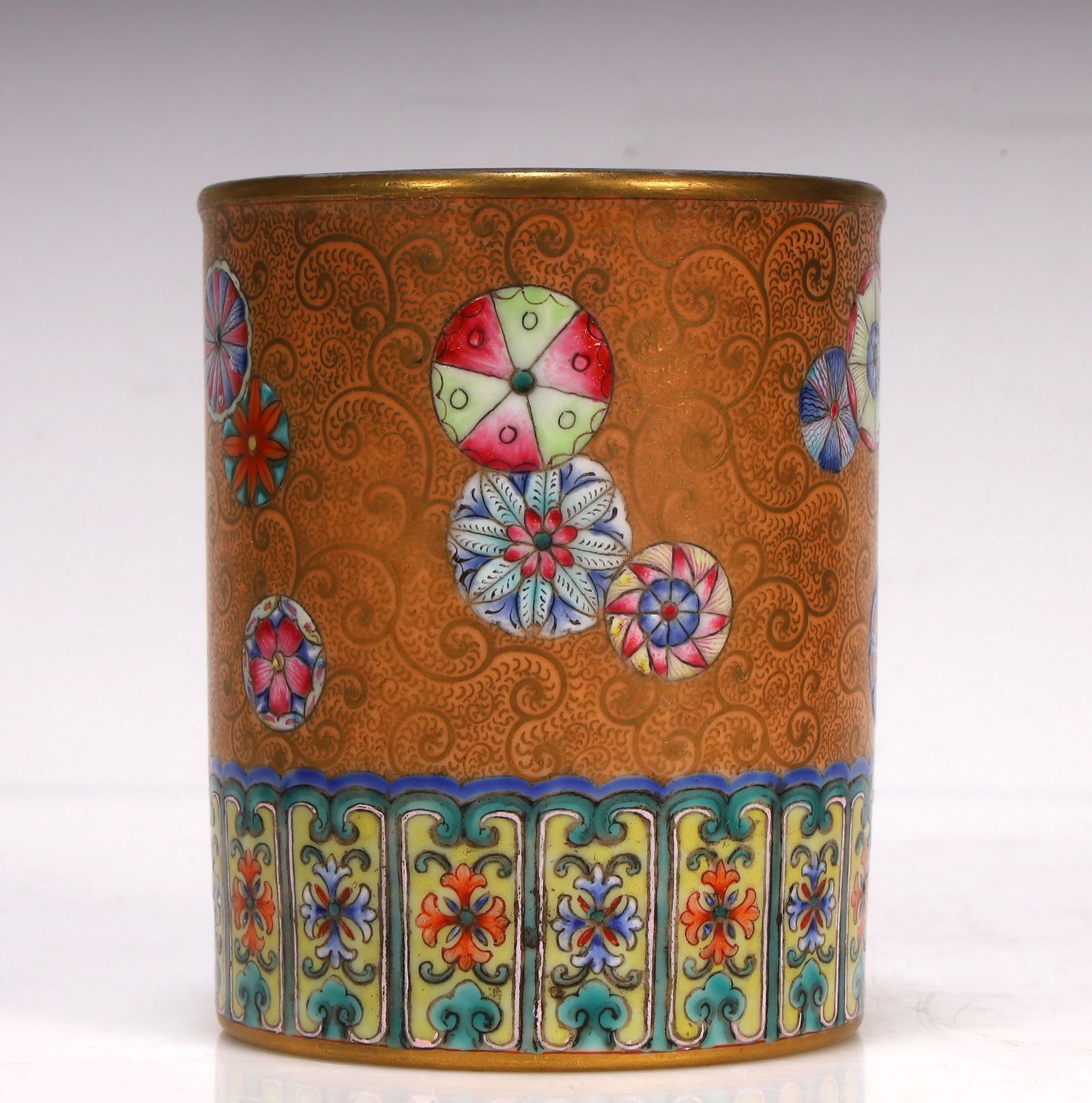 A Qianlong pastel pen holder of the Qing Dynasty: Qianlong pastel pen holder of the Qing Dynasty SIZE:L: :8.5cm W::8.5cmH::10.5cm W::328g (The Dimensions Of All Batches Are Manually Measured.If You Need More Detailed Information, Please Contact Our C