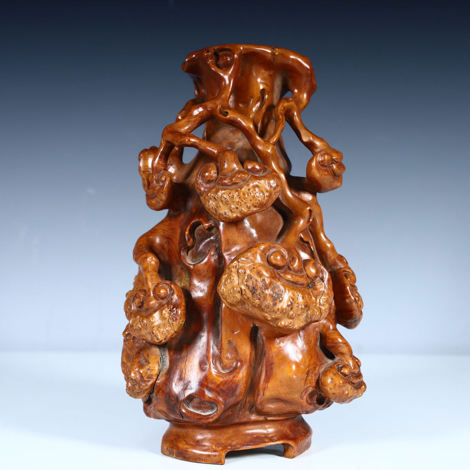 A fine boxwood nodule carved Ganoderma lucidum ornament from the Qing Dynasty (1 of 10)