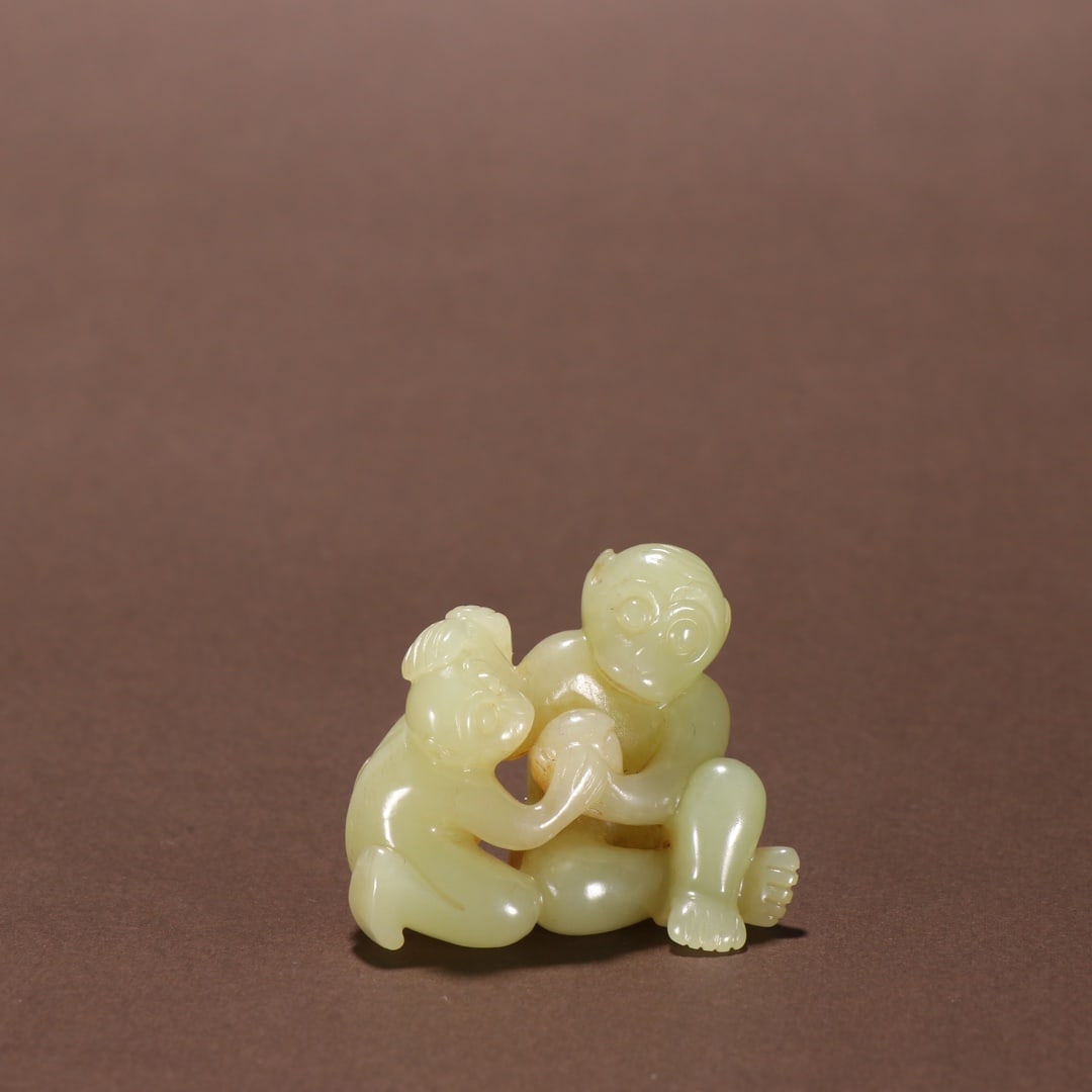 A Qing Dynasty Hetian topaz monkey birthday ornament: Qing Dynasty's Hetian topaz monkey birthday ornament Sixe:W:48.4g H:4cm W:4.4cm (The Dimensions Of All Batches Are Manually Measured.If You Need More Detailed Information, Please
