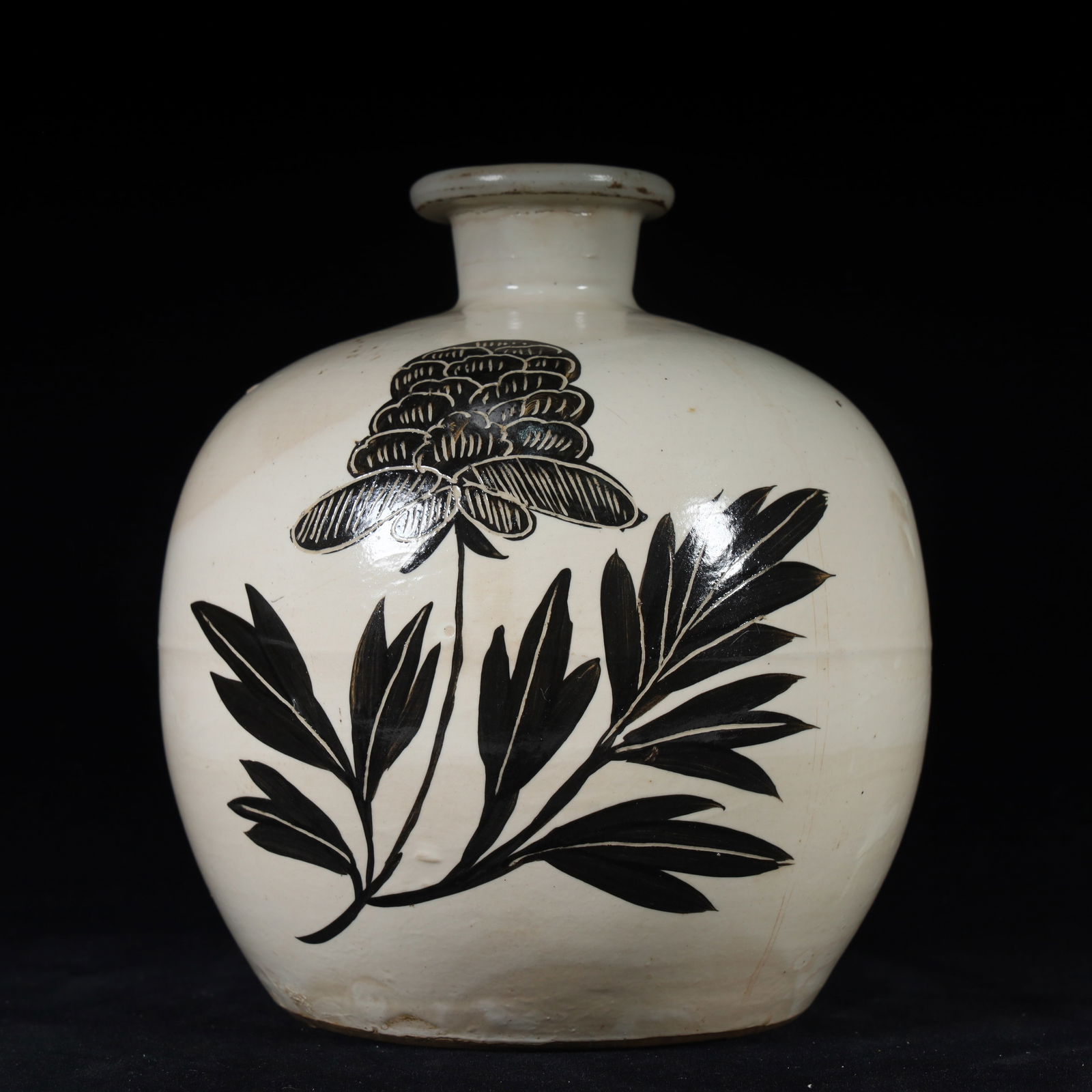 A beautiful Cizhou kiln white-glazed carved flower and grass jar (1 of 9)