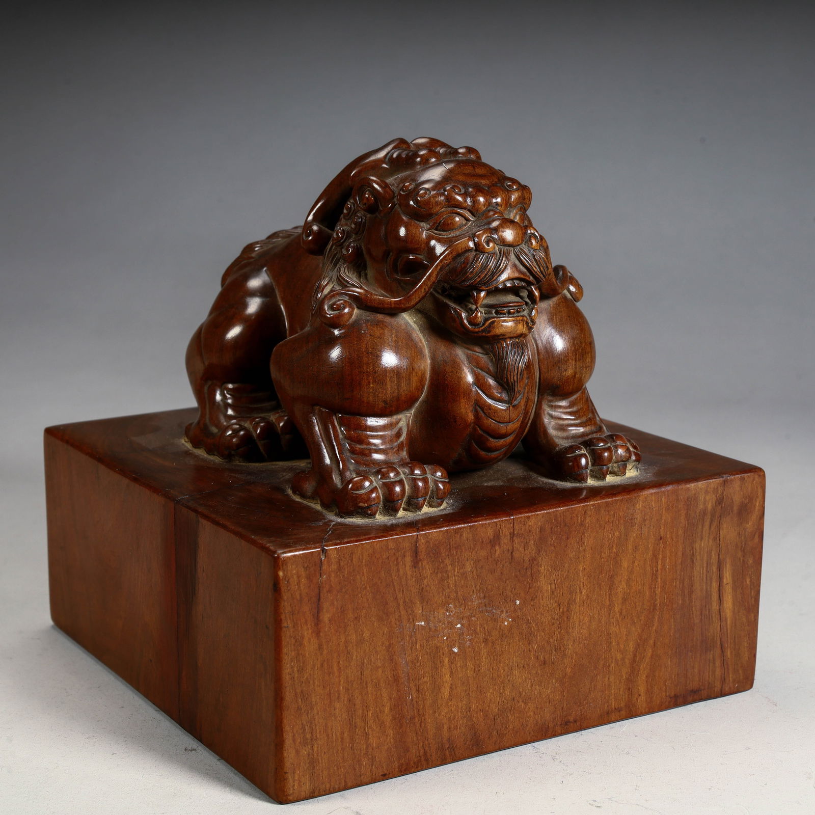 A rosewood auspicious beast button seal of the Qing Dynasty: The rosewood auspicious beast button seal of the Qing Dynasty Size: H:14cm L:14.5cm W:14cm W:1.7kg (The Dimensions Of All Batches Are Manually Measured.If You Need More Detailed