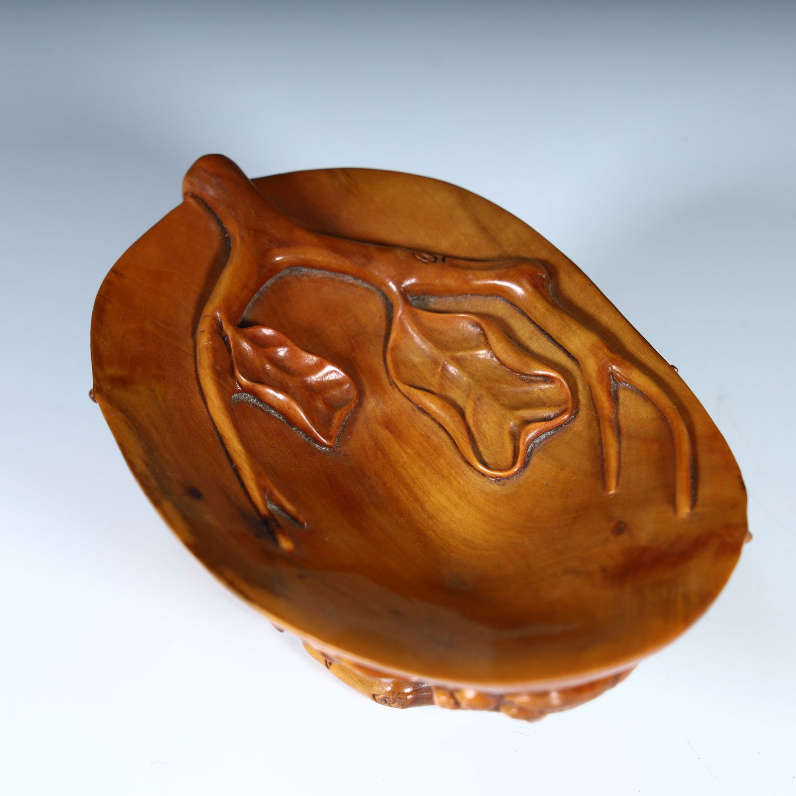 A fine boxwood flower ornament pen wash of the Qing Dynasty: Qing Dynasty fine boxwood flower ornaments pen wash Size: H:4.5cm L: 11cm 7W:.5cm W:102g (The Dimensions Of All Batches Are Manually Measured.If You Need More Detailed Information,