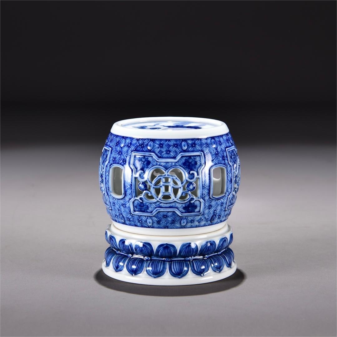 A blue and white hollow lotus aromatherapy made in the Qianlong period of the Qing Dynasty: Qing Dynasty Qianlong year blue and white hollow lotus aromatherapy Size:H:9cm W:10cm (The Dimensions Of All Batches Are Manually Measured.If You Need More Detailed Information,