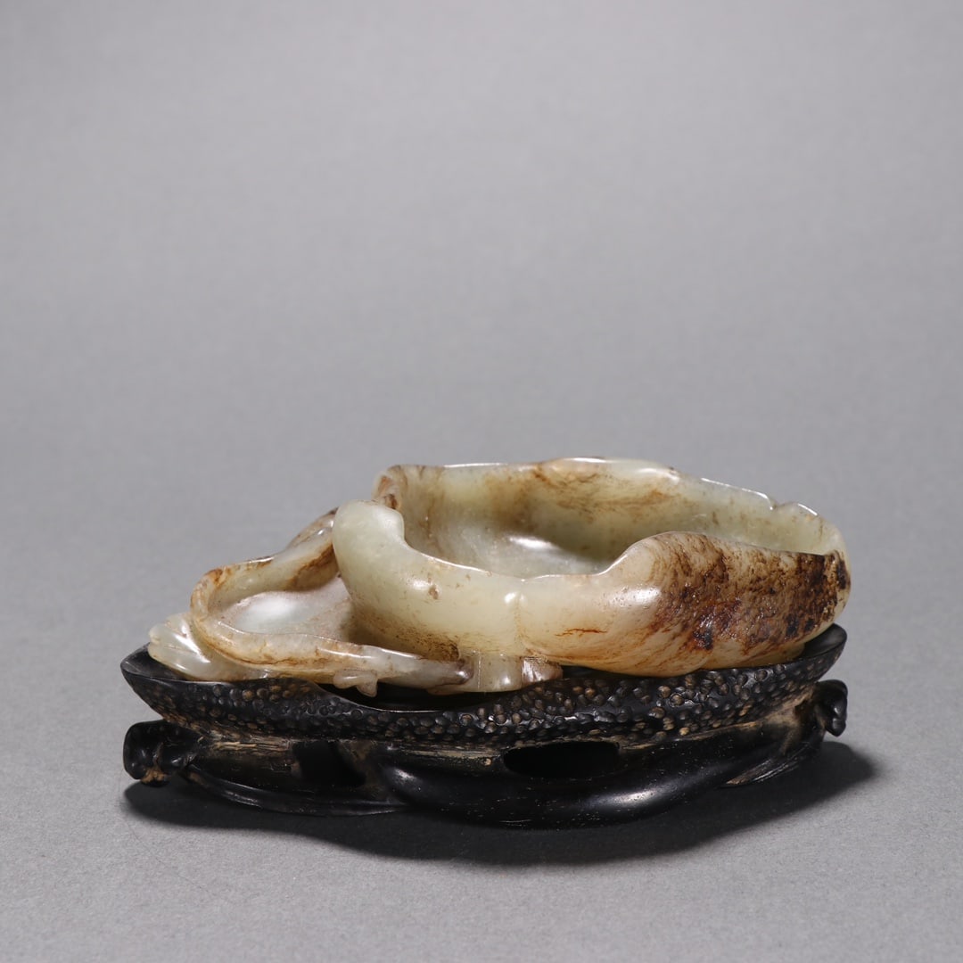 A piece of Hetian jade seed material carved lotus leaf shape pen wash of the Qing Dynasty (1 of 9)