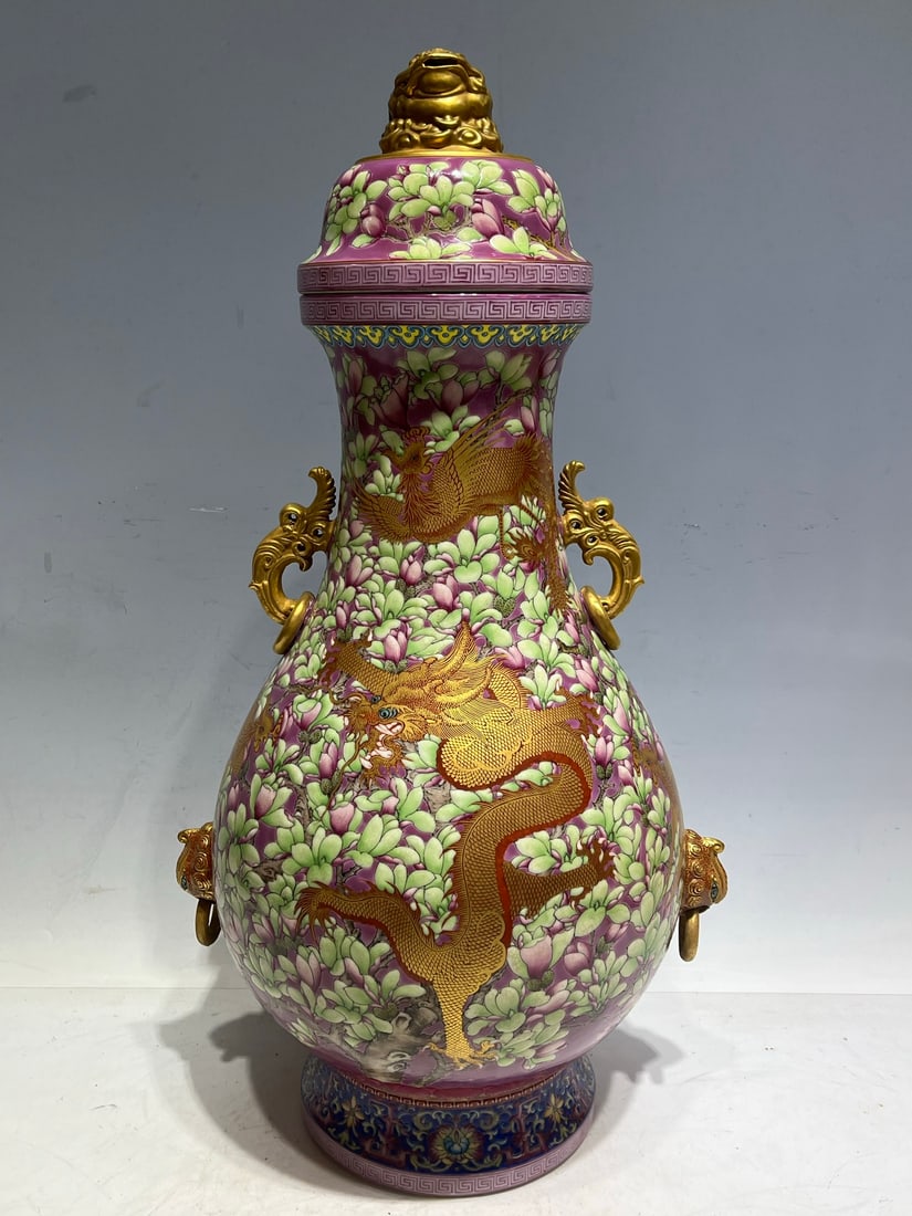 A dragon pattern floral enamel vase made in the Qianlong period of the Qing Dynasty: Qing Dynasty Qianlong year dragon pattern flower enamel vase Size:H:60cm Belly diameter:29.5cm Bottom:18cm (The Dimensions Of All Batches Are Manually Measured.If You Need More