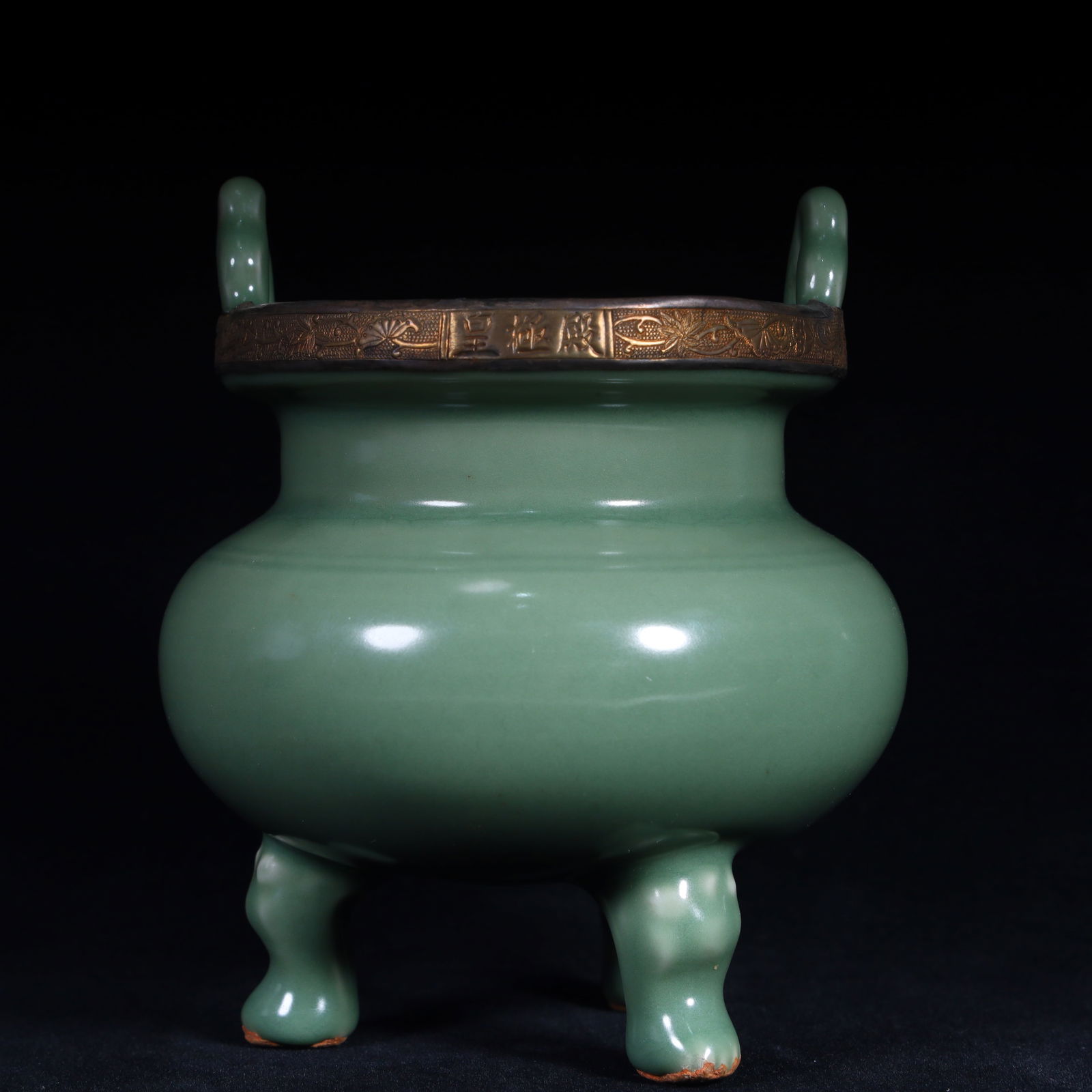 A silver-gilt three-legged incense burner of the Song Dynasty Longquan kiln: The silver-gilt three-legged incense burner of the Song Dynasty Longquan kiln SIZE: H:15cm W:13cm W:0.8kg (The Dimensions Of All Batches Are Manually Measured.If You Need More