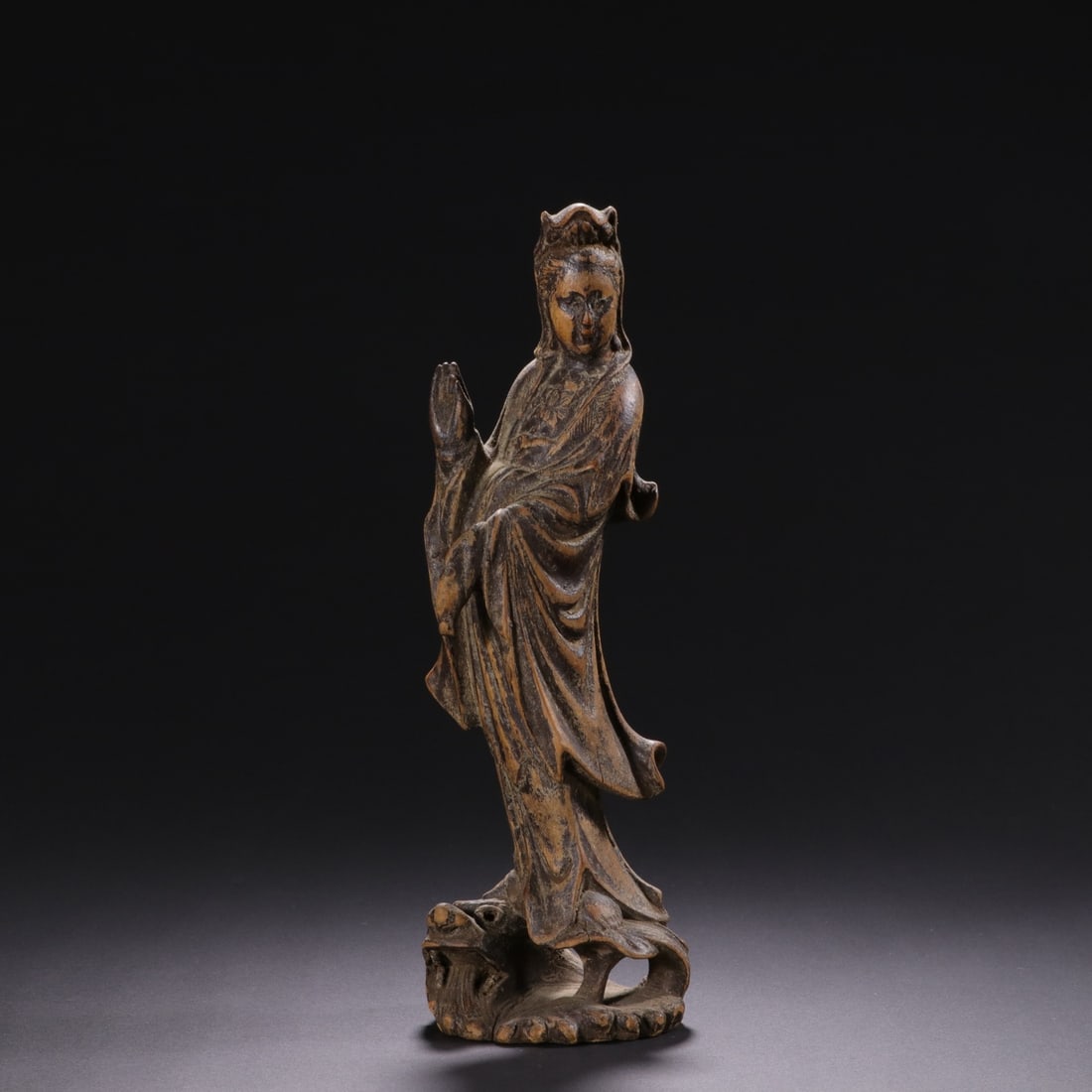 A statue of Guanyin in boxwood from the Qing Dynasty: The boxwood Guanyin statue of the Qing Dynasty Size:L:6.5cm H:20cm W:160g (The Dimensions Of All Batches Are Manually Measured.If You Need More Detailed Information, Please Contact Our Customer Servic
