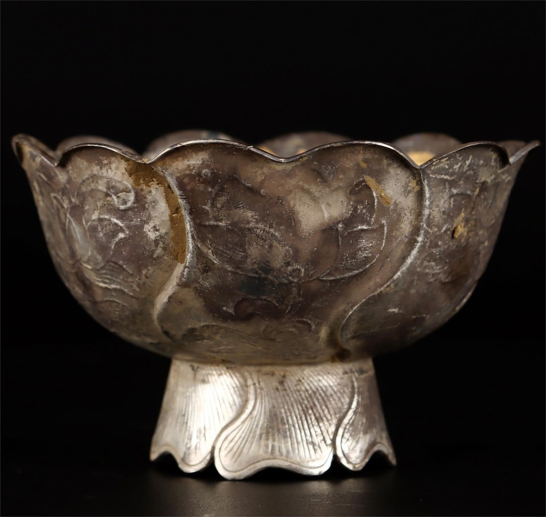 A sterling silver six-petal bowl from the Tang Dynasty (1 of 9)