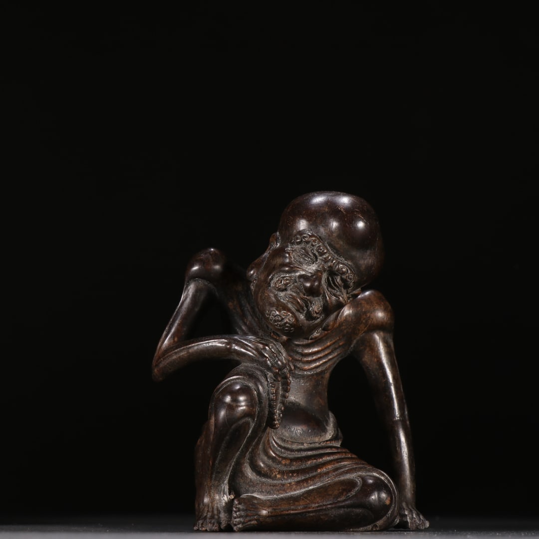 A small-leaved rosewood skinny arhat of the Qing Dynasty: The small-leaved rosewood skinny Arhat of the Qing Dynasty Size:H:10.2cm W:7.7cm W:162.6g (The Dimensions Of All Batches Are Manually Measured.If You Need More Detailed Information, Please Contact Our