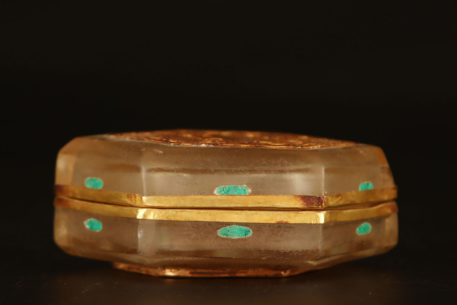 A copper-gilt crystal box from the Warring States period: Copper gilt inlaid crystal box in the Warring States period Size:W:234g H:3.5cm W:9cm (The Dimensions Of All Batches Are Manually Measured.If You Need More Detailed Information,