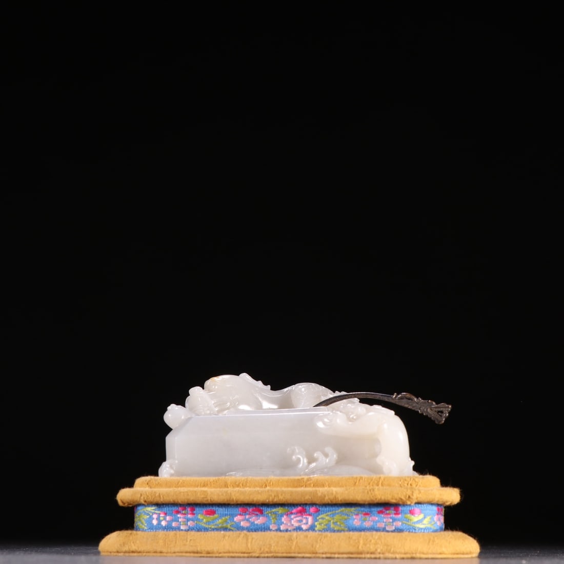 A Qing Dynasty Hetian jade dragon pattern water bowl: Qing Dynasty Hetian jade dragon pattern water bowl Size:H:4.1cm W:8.8cm W:246.6g (The Dimensions Of All Batches Are Manually Measured.If You Need More Detailed Information, Please