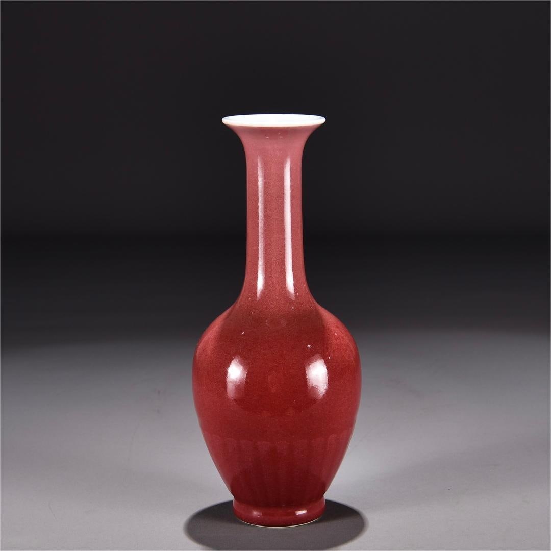 A red glazed chrysanthemum petal bottle made in the Kangxi period of the Qing Dynasty: Qing Dynasty Kangxi year Jihong glazed chrysanthemum petal bottle Size:H:23cm W:10cm (The Dimensions Of All Batches Are Manually Measured.If You Need More Detailed Information,