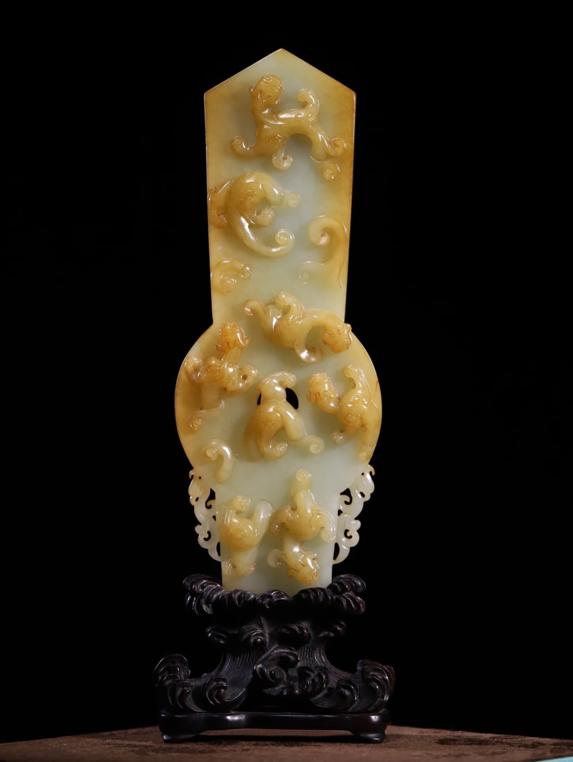 A beautiful Hetian jade dragon gui: Exquisite Hetian jade dragon gui size:H:19W:7cmT:1.5cmW:233g (The Dimensions Of All Batches Are Manually Measured.If You Need More Detailed Information, Please Contact Our Customer Service Before Bidd